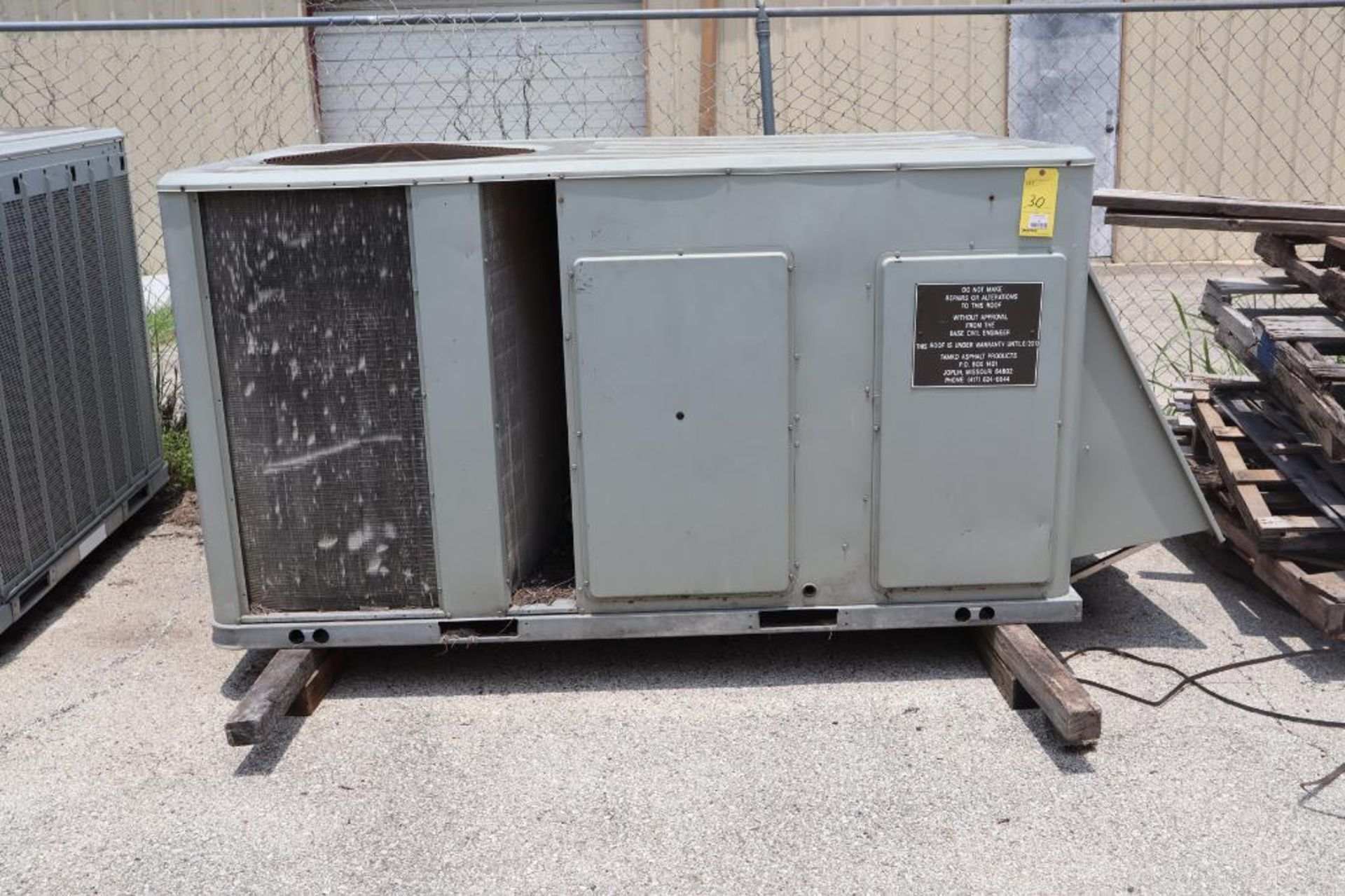 Trane Air Conditioning Unit, Model YHC120A4RLA09000000, new 2001, electrical: 460V/60Hz/3P, 150,000 - Image 4 of 4