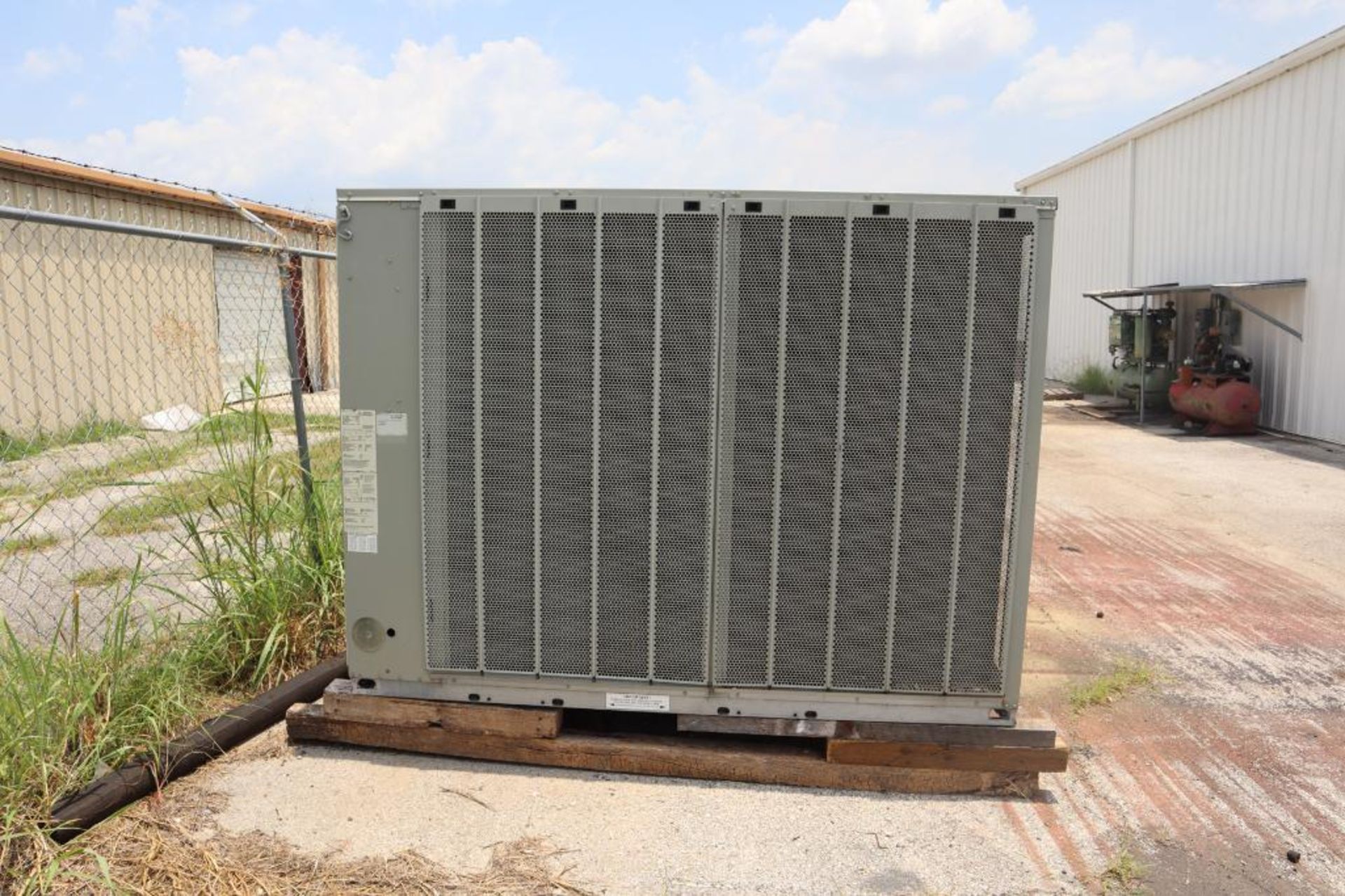 Trane Air Conditioning Unit, Model YCD181F4H0AA, new 2012, electrical: 460V/60Hz/3P, 350,000 BTU, S/ - Image 3 of 6