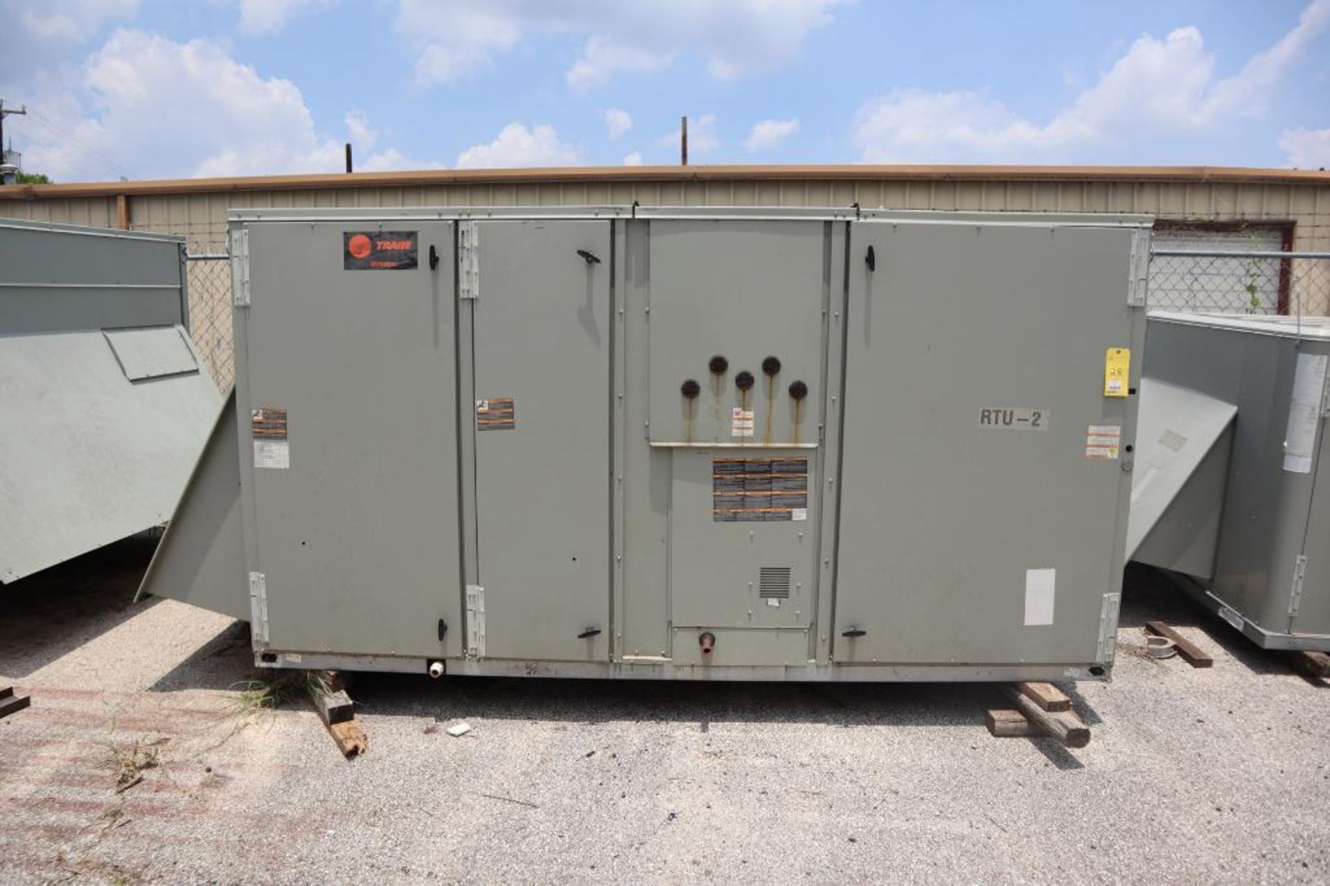 Trane Air Conditioning Unit, Model YCD181F4H0AA, new 2012, electrical: 460V/60Hz/3P, 350,000 BTU, S/ - Image 2 of 5