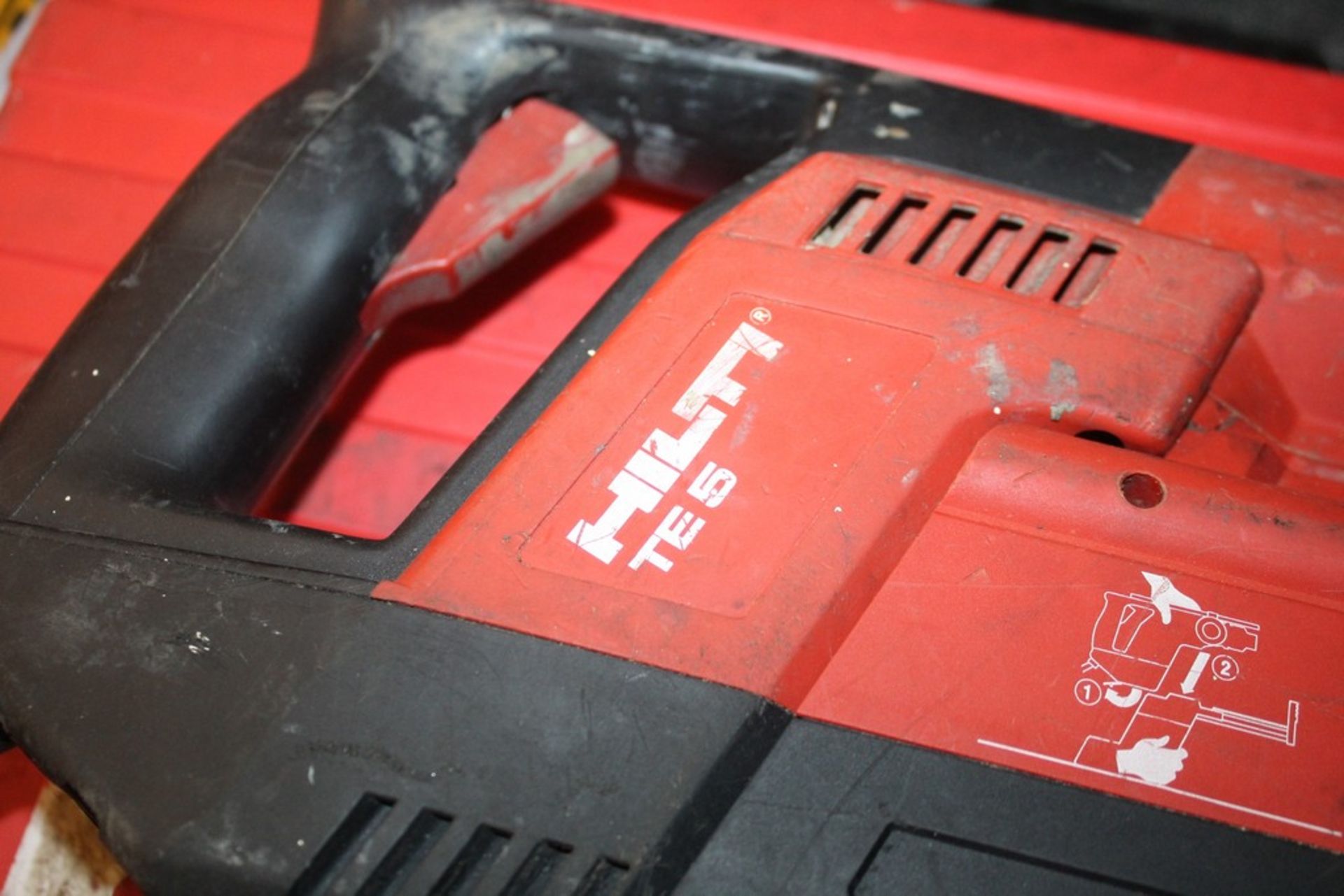 HILTI MODEL TE5 HAMMER DRILL - Image 2 of 2