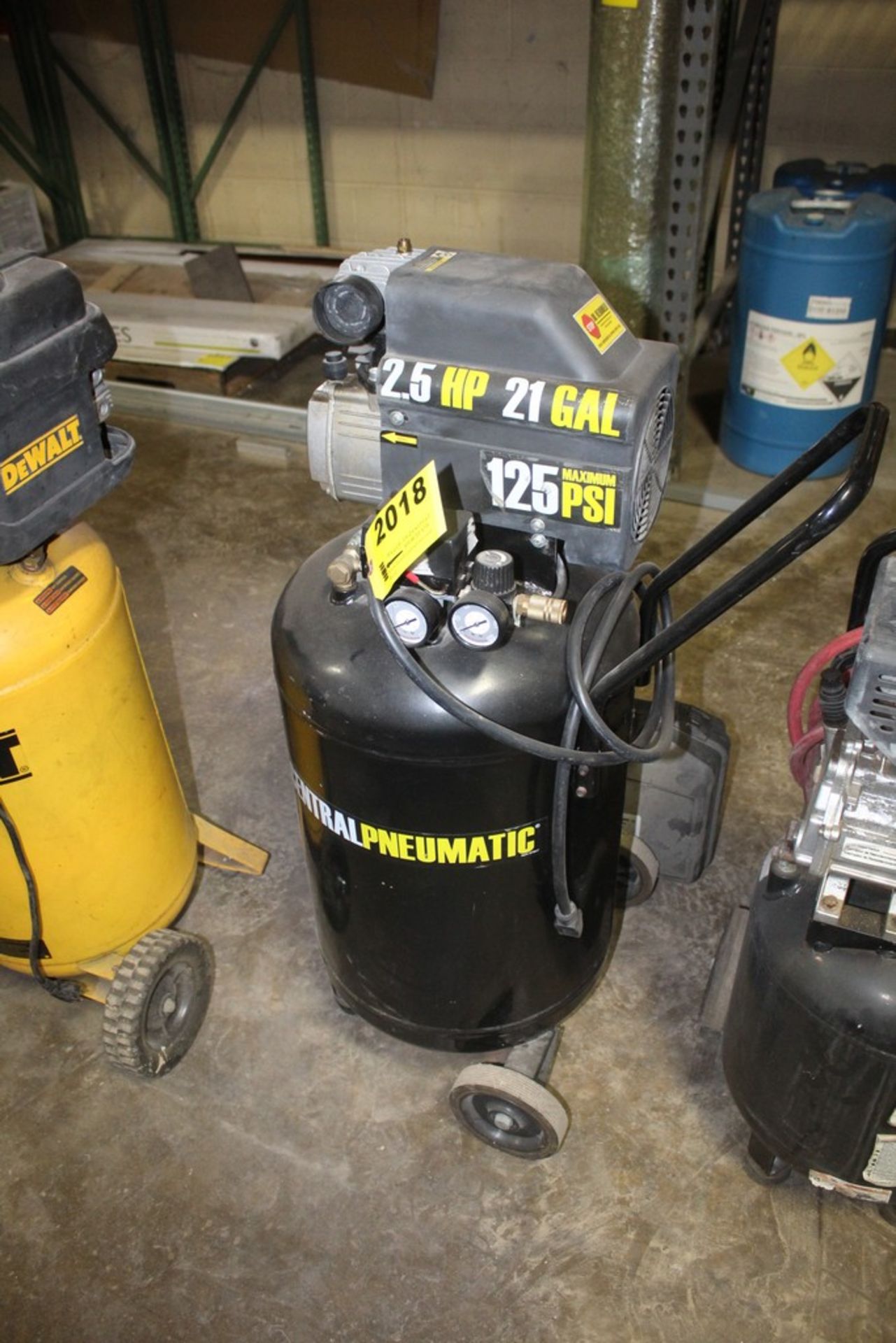 CENTRAL PNEUMATIC 21 GALLON 2.5 HP PORTABLE AIR COMPRESSOR