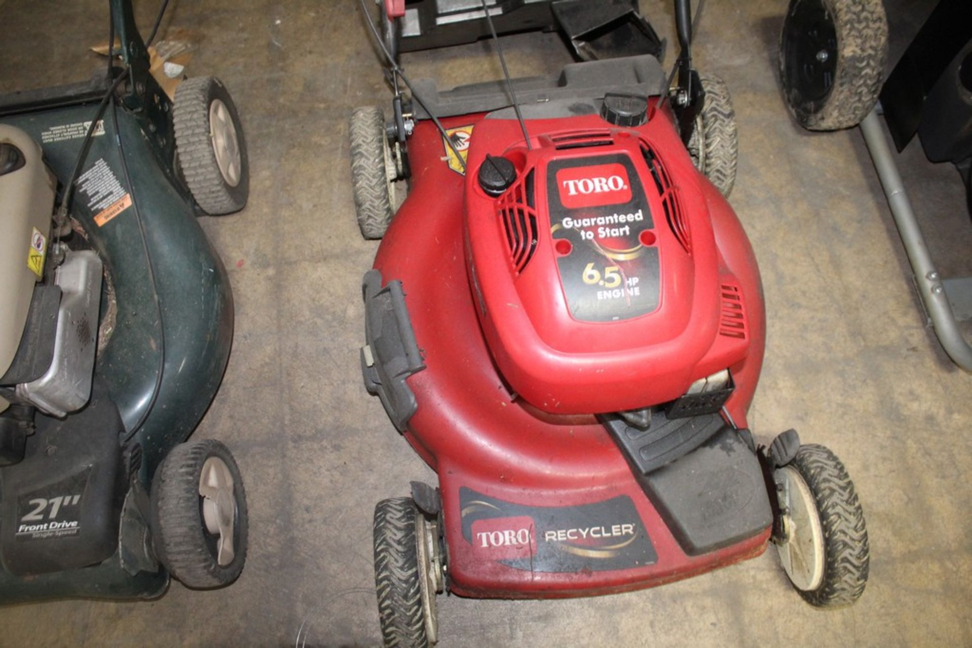 TORO RECYCLER 21" SELF PROPELLED GAS PUSH MOWER WITH BAGGER - Image 2 of 2