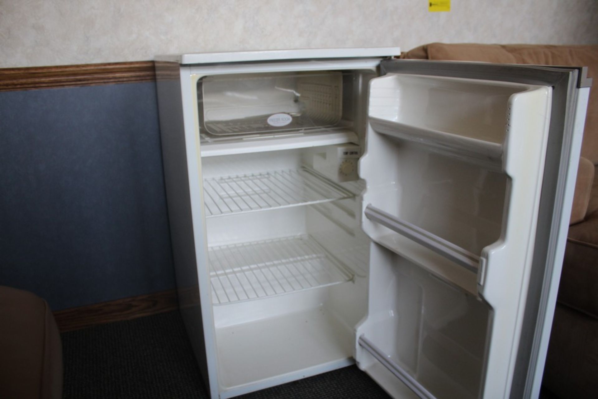 DYNASTY REFRIDGERATOR 19" X 21" X 33" - Image 2 of 2