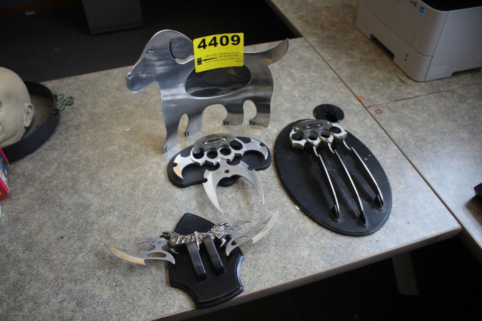 ASSORTED KNUCKLE KNIVES & DOG STATUE