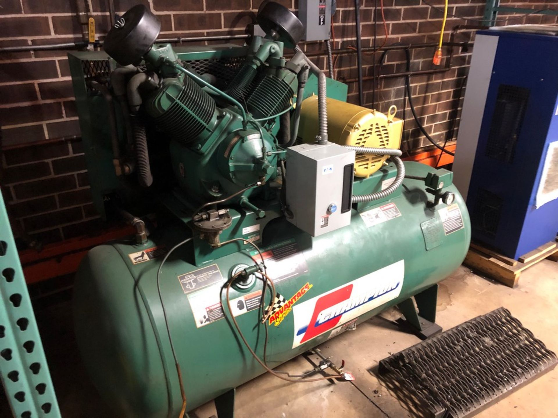 CHAMPION ADVANTAGE SERIES MODEL HR10-12 10HP Y-TYPE TANK MOUNTED AIR COMPRESSOR: S/N R30-55689 - Image 2 of 3