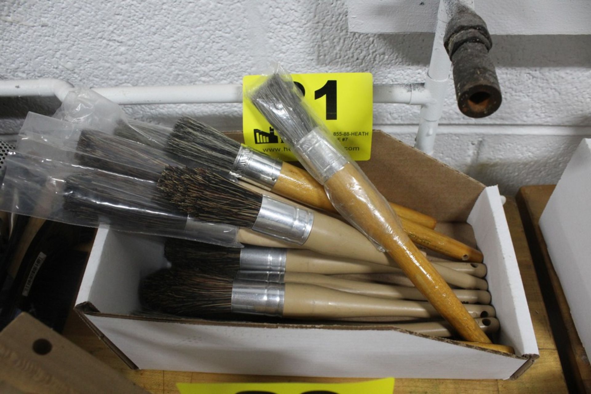 ASSORTED ROUND PAINT BRUSHES, IN BOX