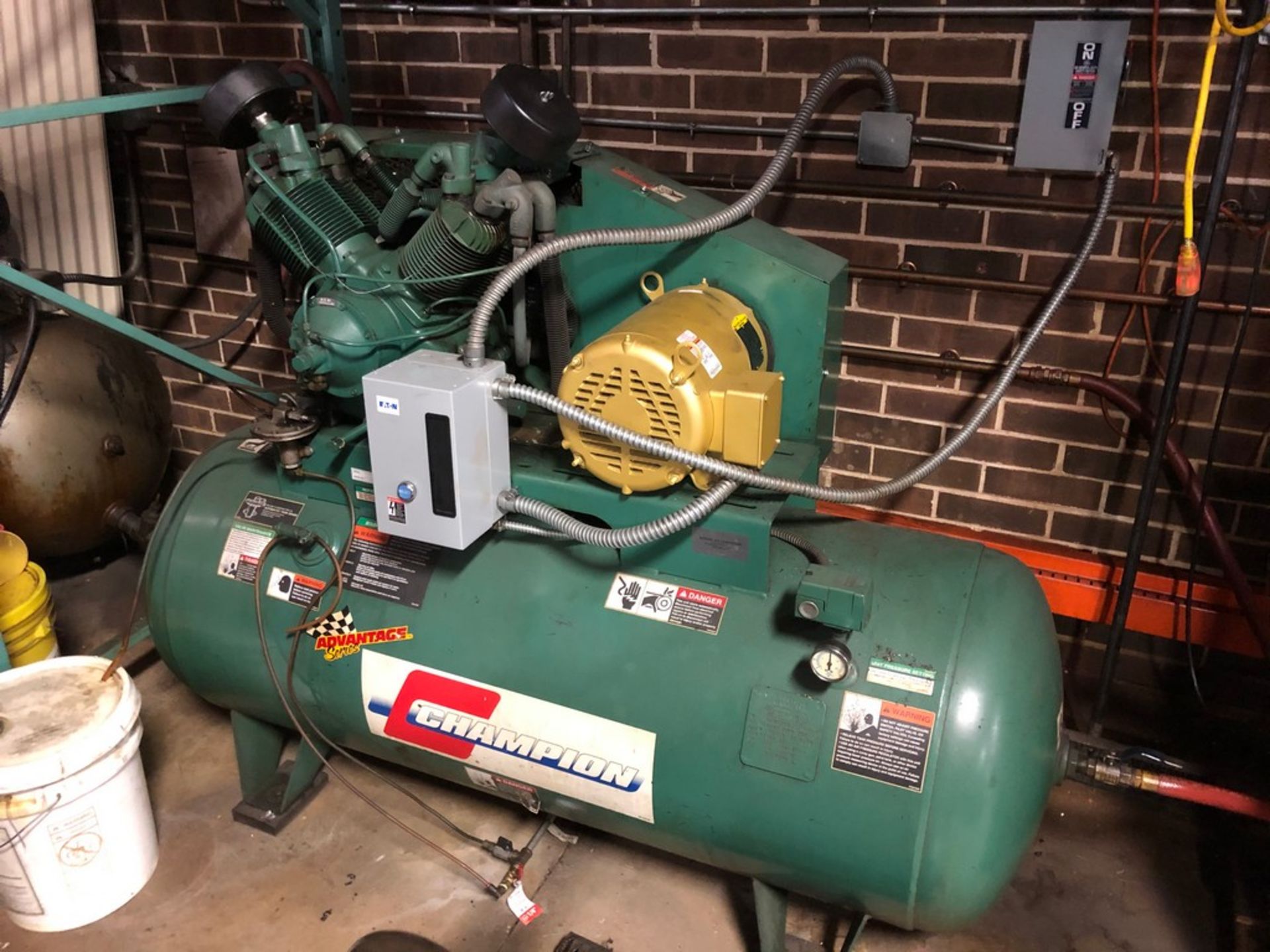 CHAMPION ADVANTAGE SERIES MODEL HR10-12 10HP Y-TYPE TANK MOUNTED AIR COMPRESSOR: S/N R30-55689