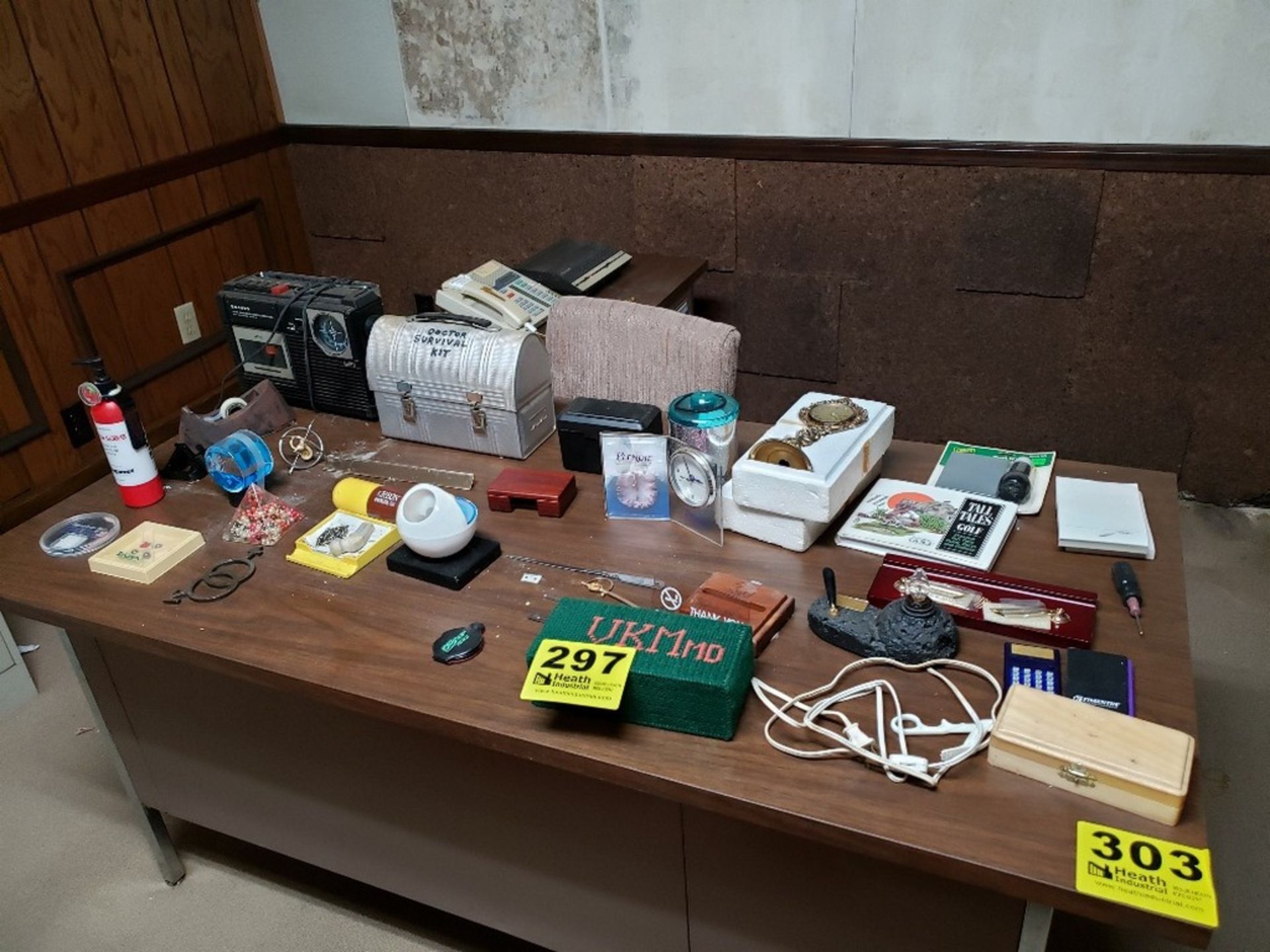 ASSORTED DÉCOR, CLOCK, LUNCHBOX, RADIO, LIGHT, MISC.