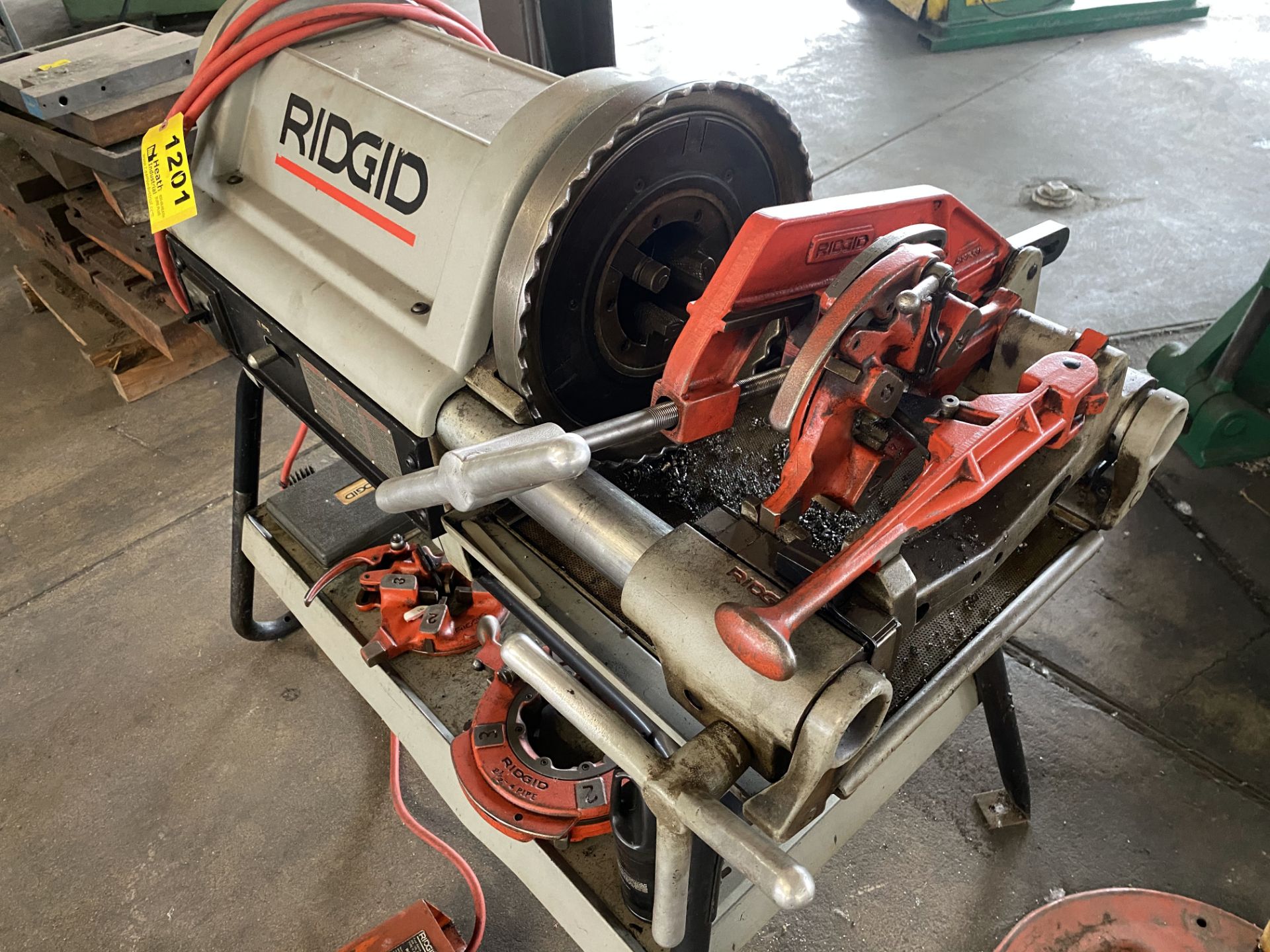 RIDGID MODEL 1224 PIPE THREADER, S/N 101539 WITH 1/4"-2" UNIVERSAL DIE HEAD; 2 1/2"-4" RECEDING - Image 4 of 5