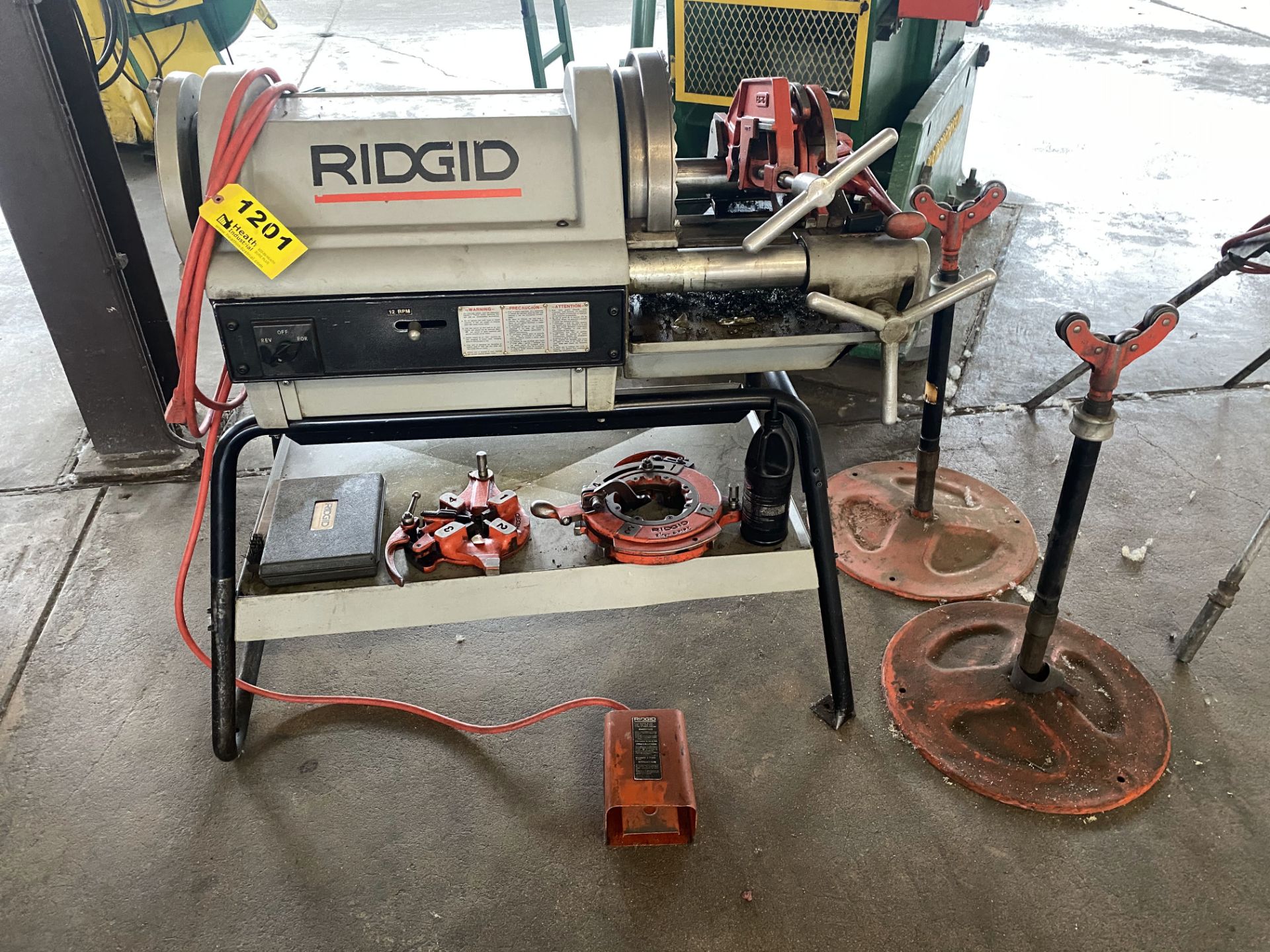 RIDGID MODEL 1224 PIPE THREADER, S/N 101539 WITH 1/4"-2" UNIVERSAL DIE HEAD; 2 1/2"-4" RECEDING - Image 2 of 5