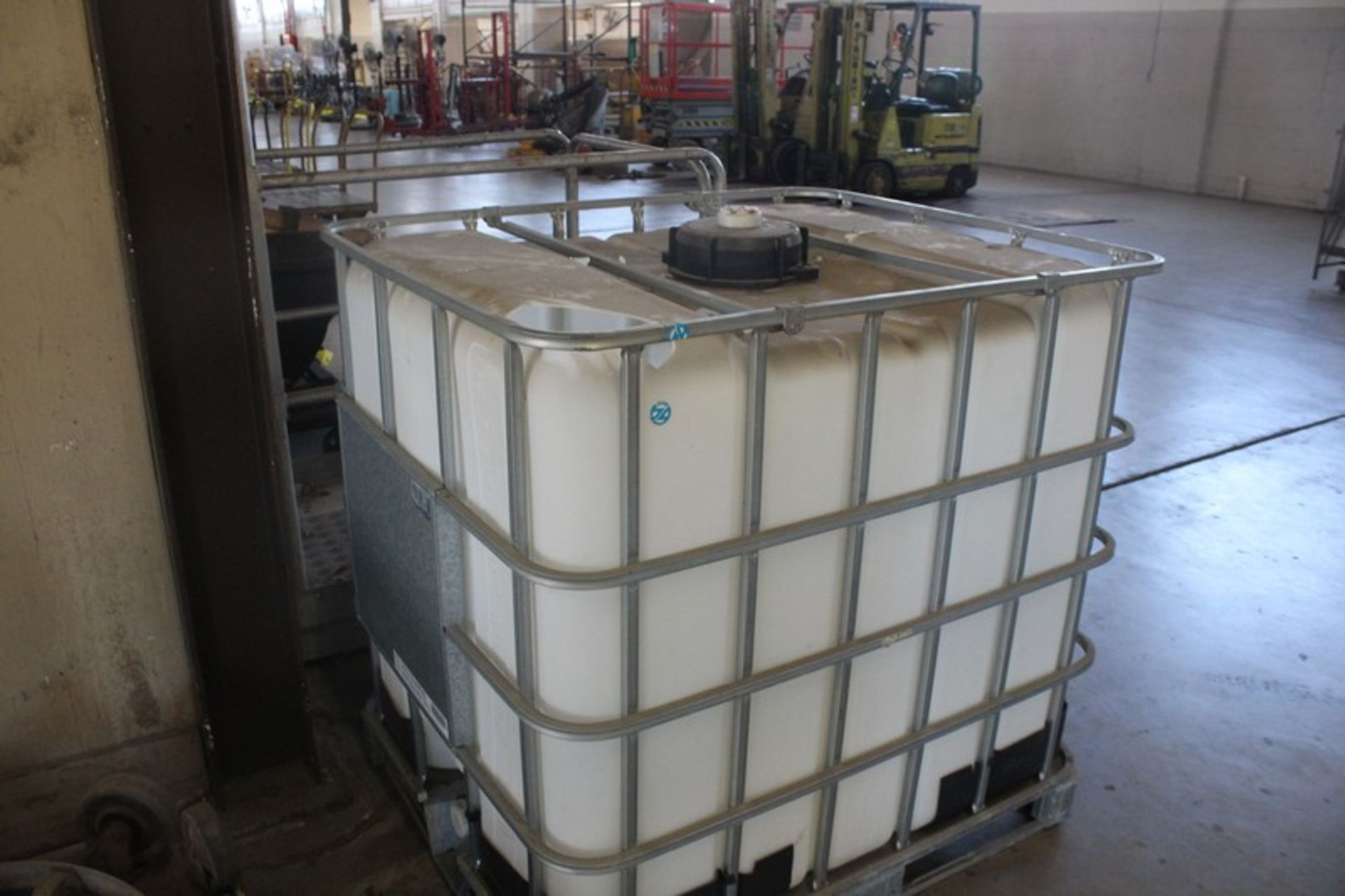 PASSPORT 275-GAL. FORKLIFTABLE CONTAINER (CRACK ON TOP)