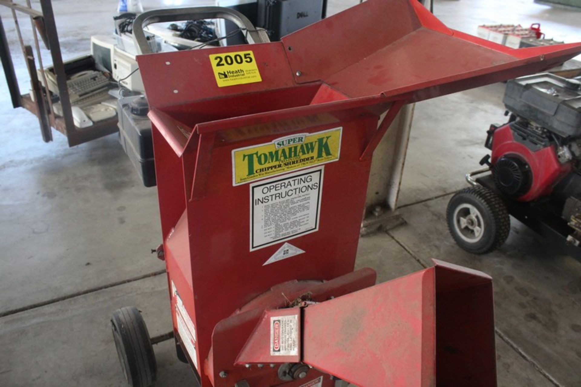 GARDEN WAY MFG. SUPER TOMAHAWK CHIPPER/SHREDDER WITH 8HP BRIGGS & STRATTON ENGINE - Image 2 of 2