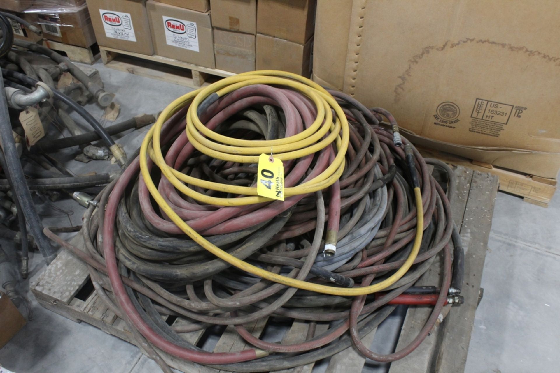 LARGE ASSORTMENT OF PNEUMATIC HOSES ON PALLET