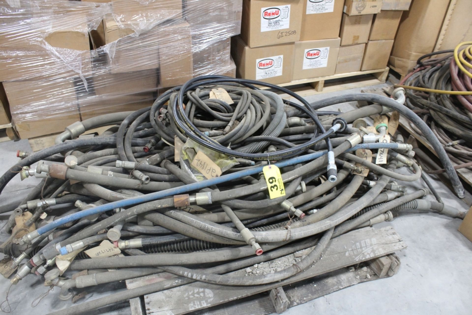 LARGE ASSORTMENT OF HYDRAULIC HOSES ON PALLET