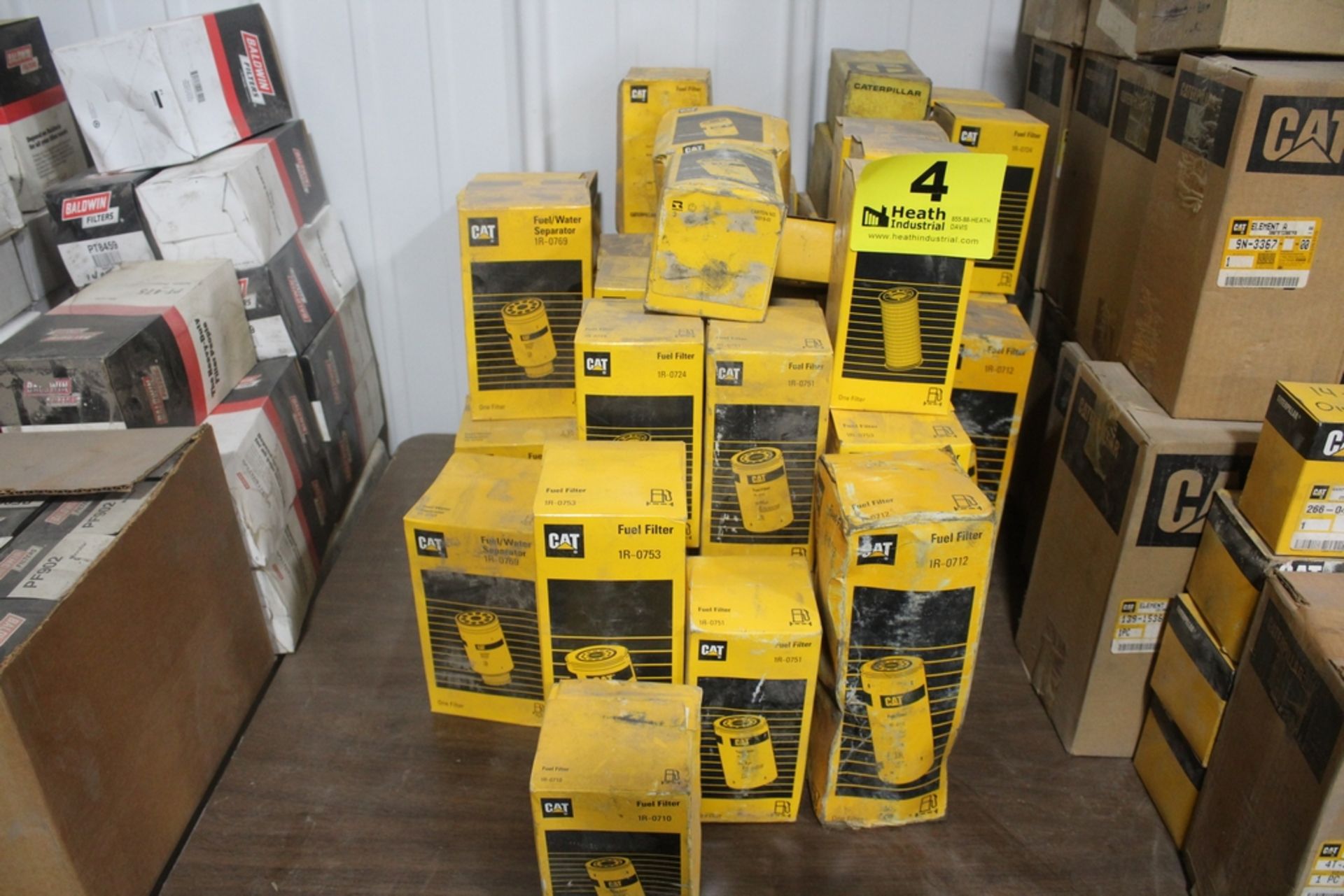 LARGE ASSORTMENT OF CATERPILLAR FUEL FILTERS