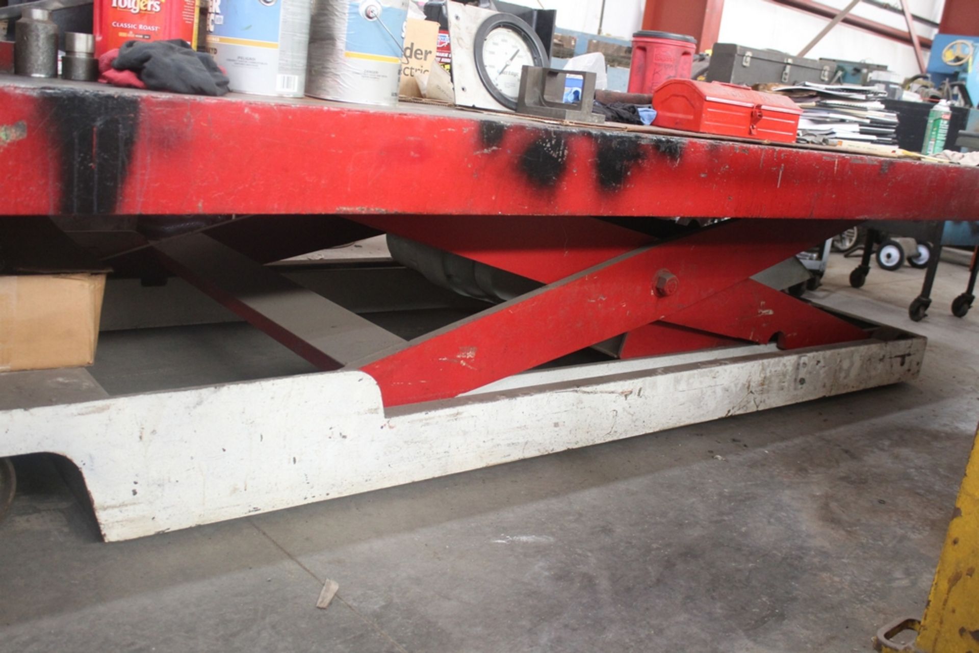 12' X 6' ELECTRIC SCISSOR LIFT TABLE WITH VISE - Image 2 of 3