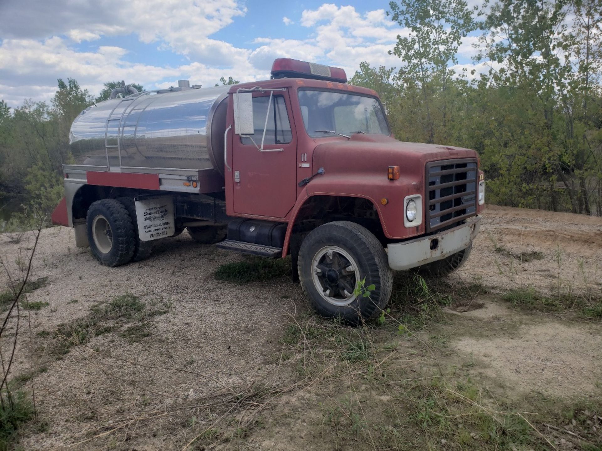 1983 INTERNTATIONAL S1724 WATER TRUCK, VIN 1HTAA17B3DHA32405, 188" WHEELBASE, MILEAGE UNKNOWN