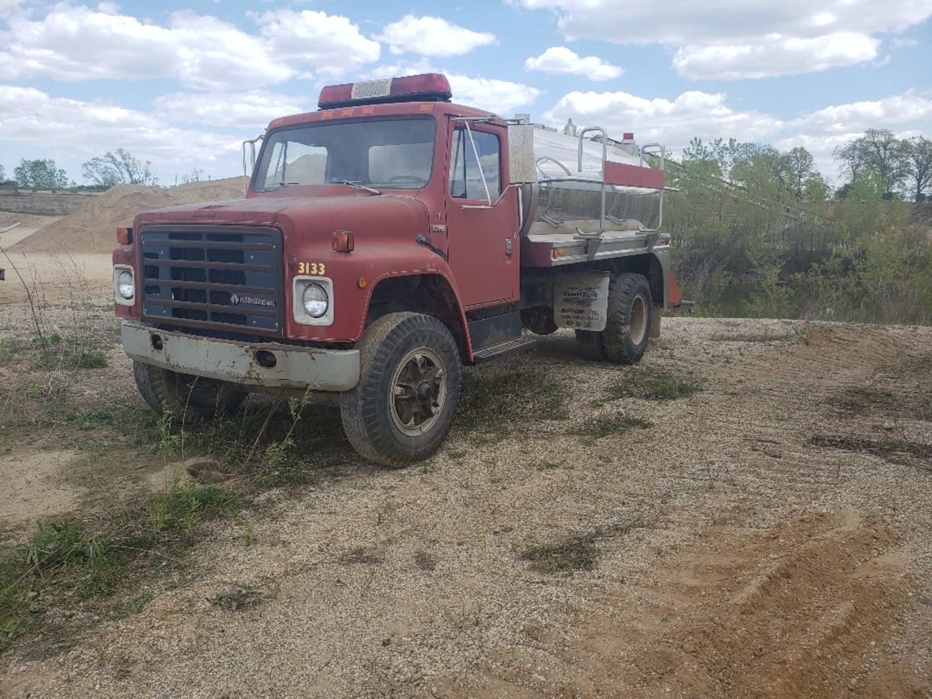 1983 INTERNTATIONAL S1724 WATER TRUCK, VIN 1HTAA17B3DHA32405, 188" WHEELBASE, MILEAGE UNKNOWN - Image 2 of 14