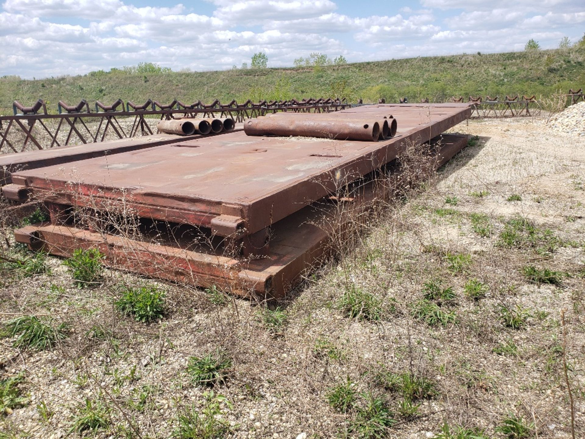 8' X 28' TRENCH BOX WITH (5) 6' SPREADER BARS HAS STEEL PLATE WELDED ON ENDS