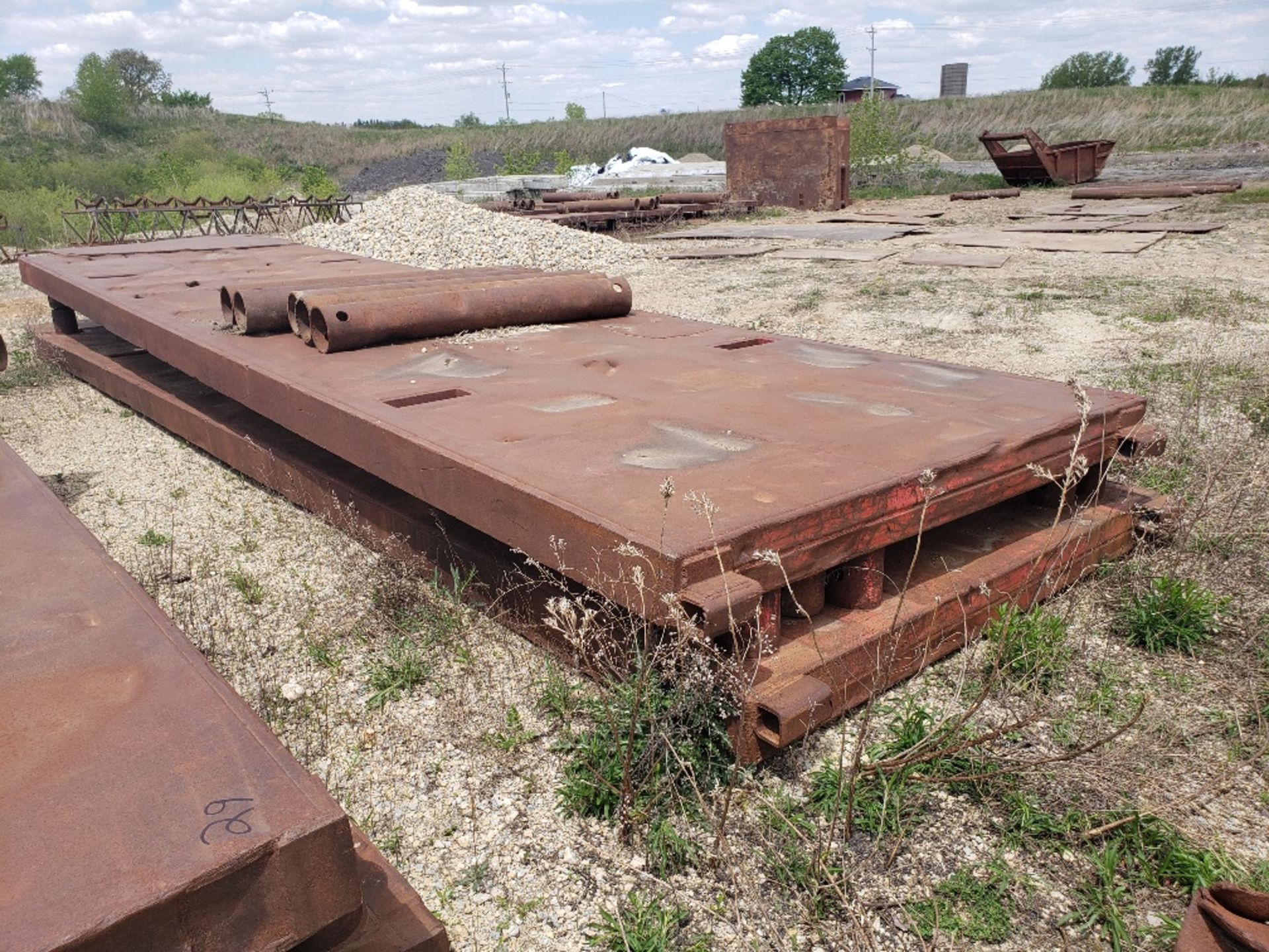 8' X 28' TRENCH BOX WITH (5) 6' SPREADER BARS HAS STEEL PLATE WELDED ON ENDS - Image 2 of 3