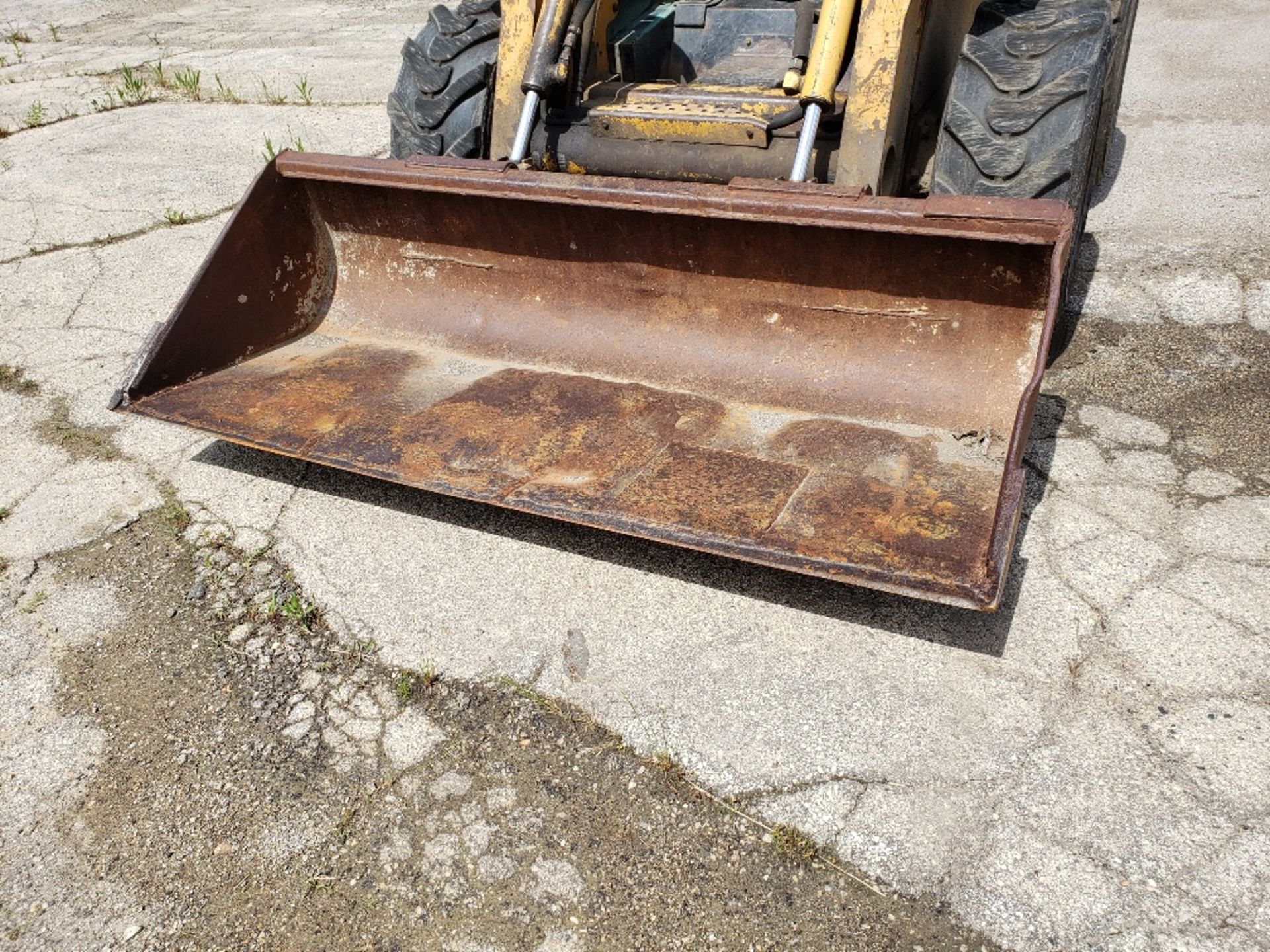 JOHN DEERE MODEL 260 2-SPEED SKID STEER LOADER, JOYSTICK STEERING, DIESEL ENGINE, EROPS, GP BUCKET - Image 6 of 12