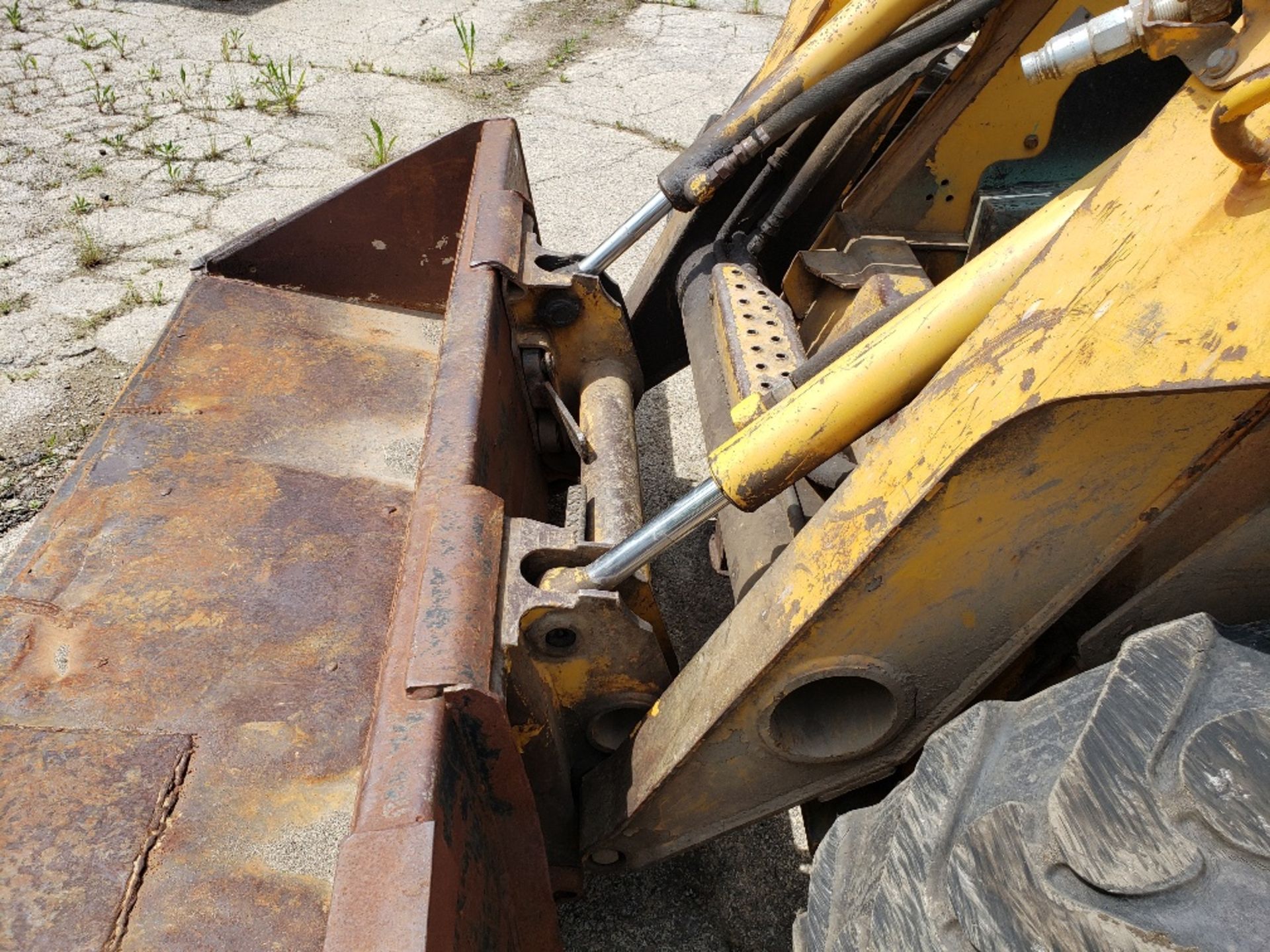 JOHN DEERE MODEL 260 2-SPEED SKID STEER LOADER, JOYSTICK STEERING, DIESEL ENGINE, EROPS, GP BUCKET - Image 7 of 12