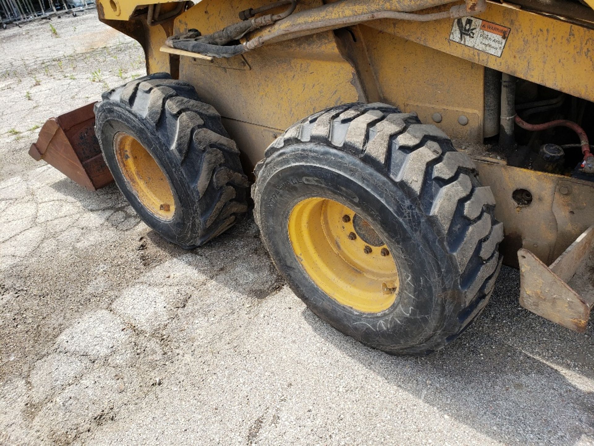 JOHN DEERE MODEL 260 2-SPEED SKID STEER LOADER, JOYSTICK STEERING, DIESEL ENGINE, EROPS, GP BUCKET - Image 5 of 12