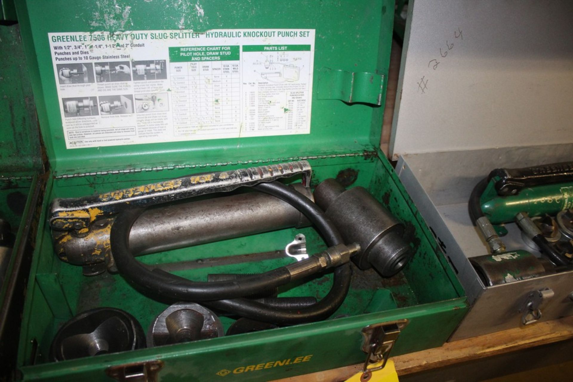 GREENLEE 7506 "SLUG-SPLITTER" HYDRAULIC KNOCKOUT SET WITH 767 HAND PUMP FOR 1/2" THRU 2" CONDUIT