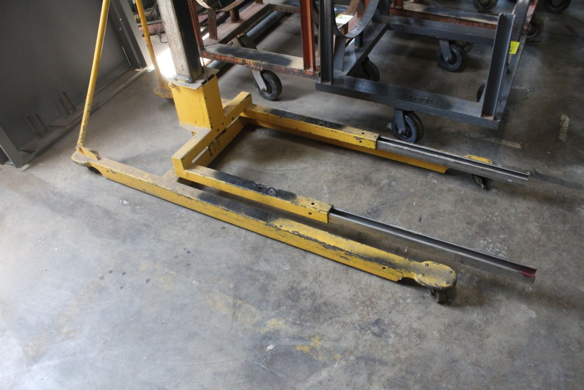PORTABLE 9FT MATERIAL LIFT WITH HELPER HANDLE AND MANUAL CABLE CRANK - Image 2 of 4