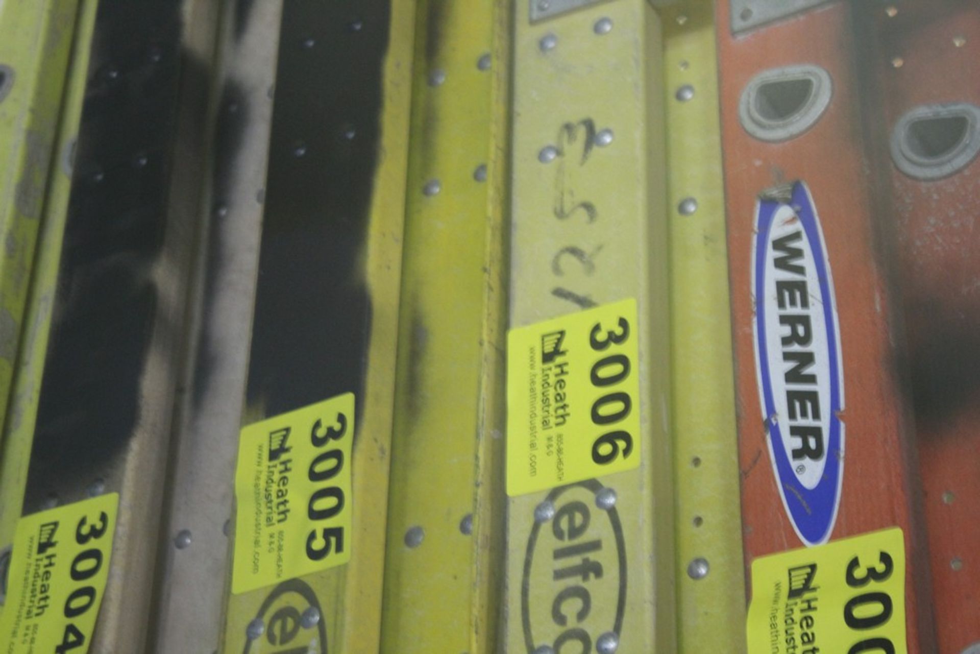 WERNER MODEL D6216-2 16' FIBERGLASS EXTENSION LADDER - Image 2 of 2