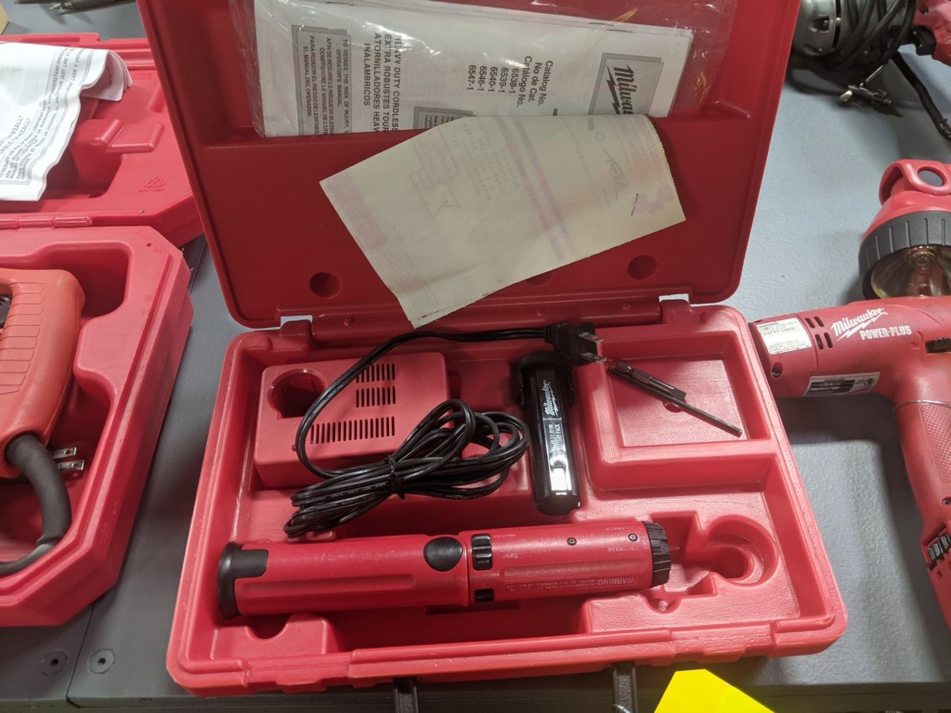 MILWAUKEE HEAVY DUTY CORDLESS SCREWDIRVER, BATTERY, CHARGER, CASE