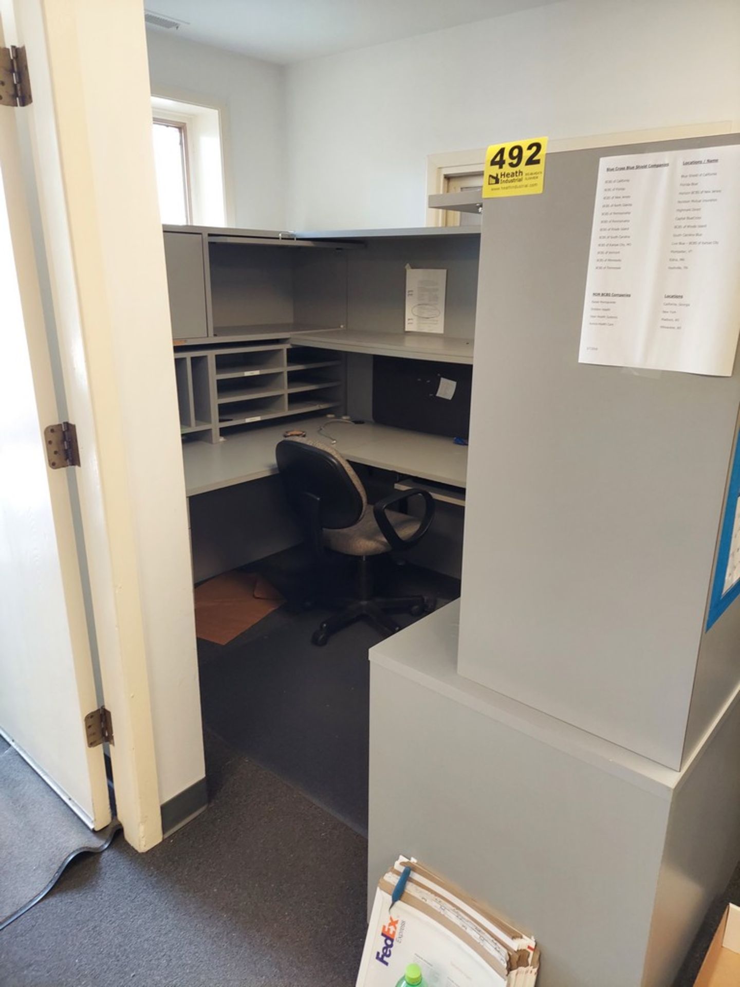 U-SHAPED OFFICE CUBICLE, 8' X 6' X 65"