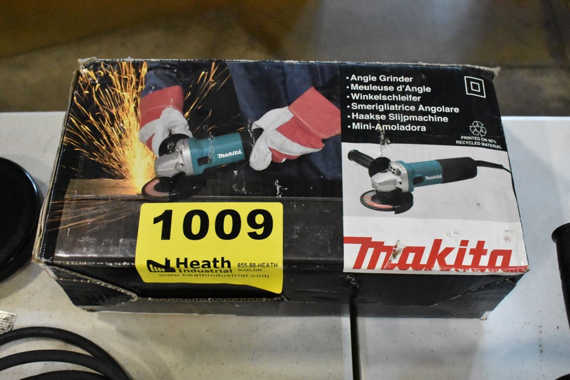 MAKITA MODEL 9558 4" ANGLE GRINDER (NEW)