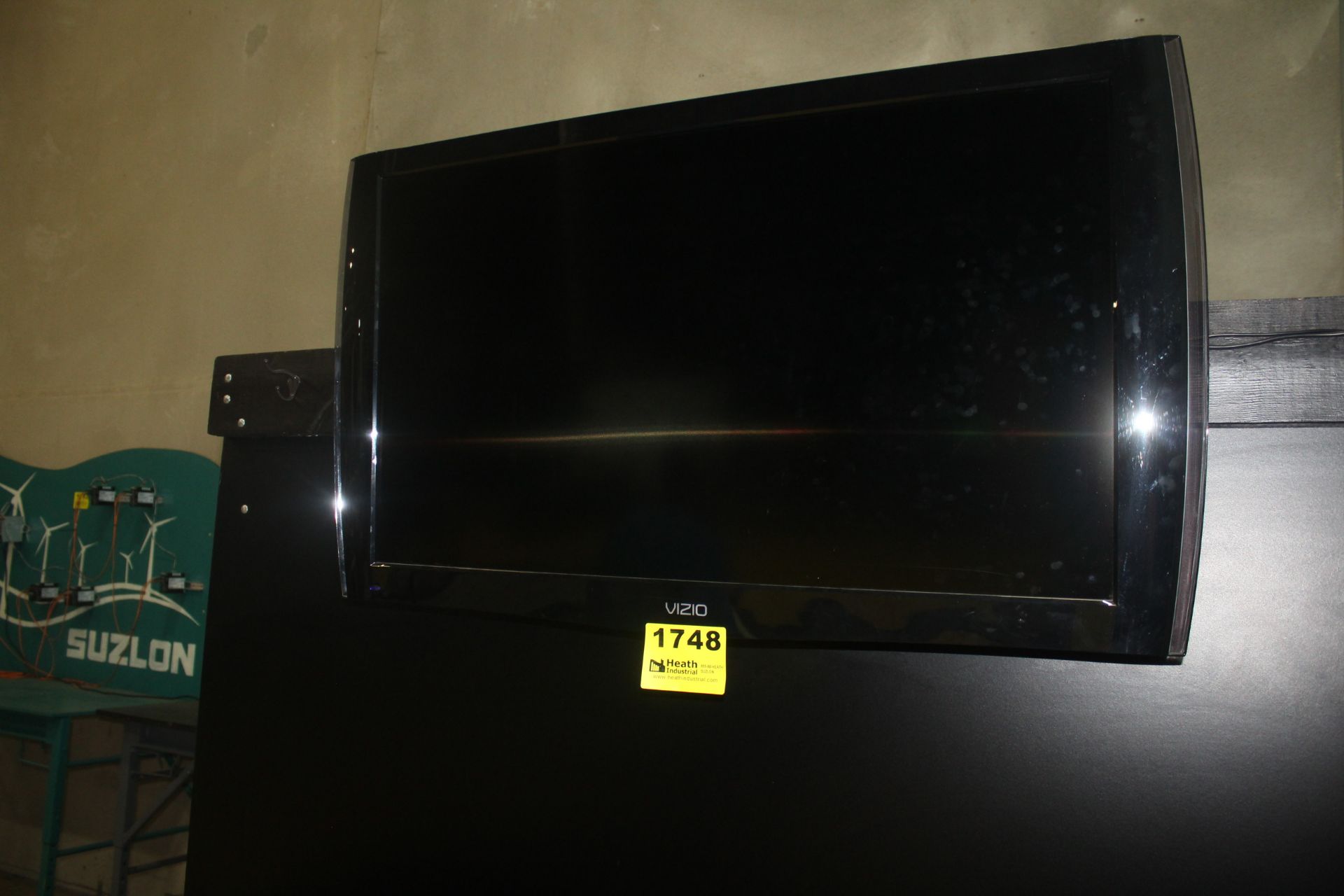 VIZIO 42" FLAT SCREEN TV WITH MOUNT