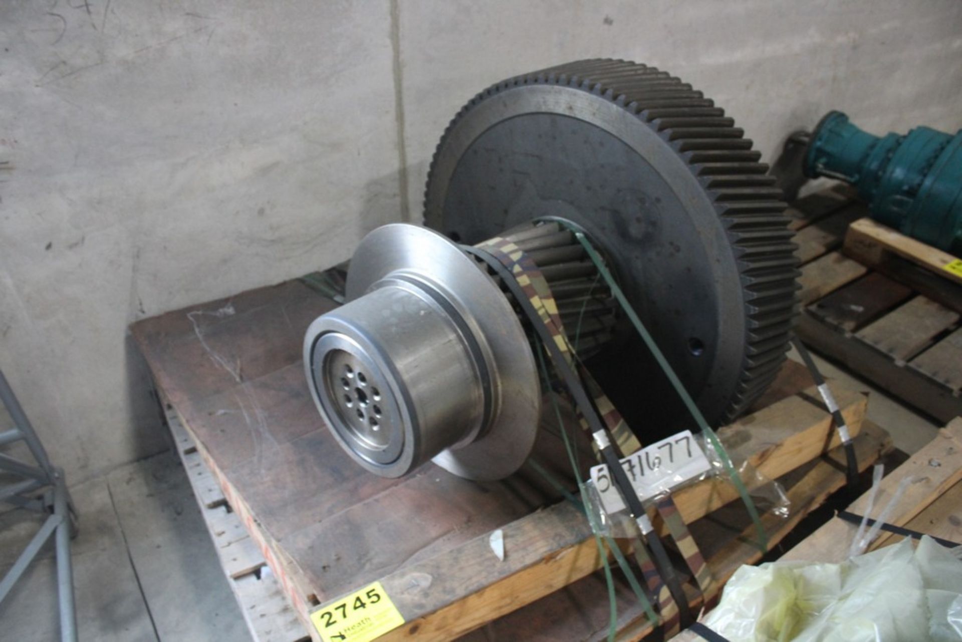 LARGE GEAR DRIVE ON PALLET