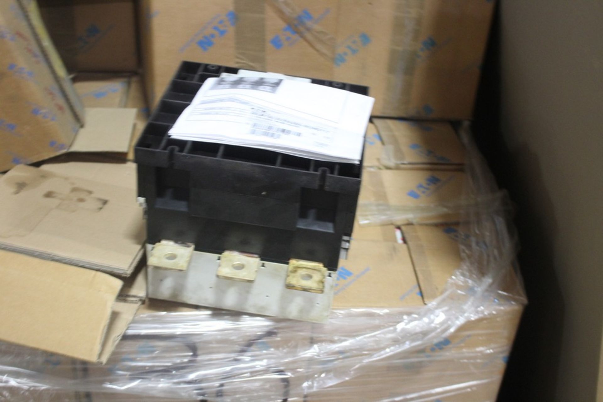 LARGE QUANTITY OF EATON CONTACTORS ON PALLET - Image 2 of 2