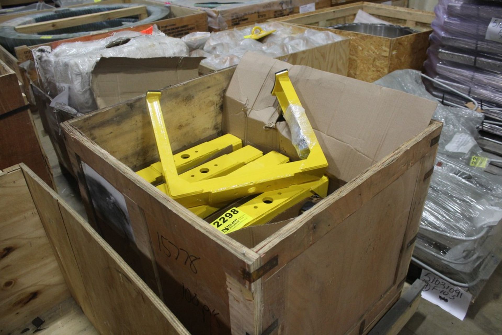 LARGE QUANTITY OF U-SHAPED MOUNTING BRACKETS