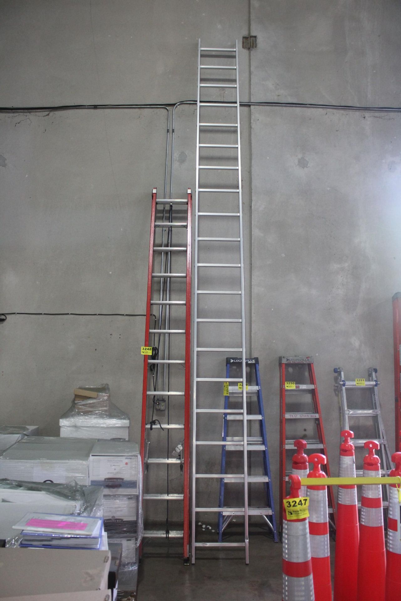 18' ALUMINUM LADDER