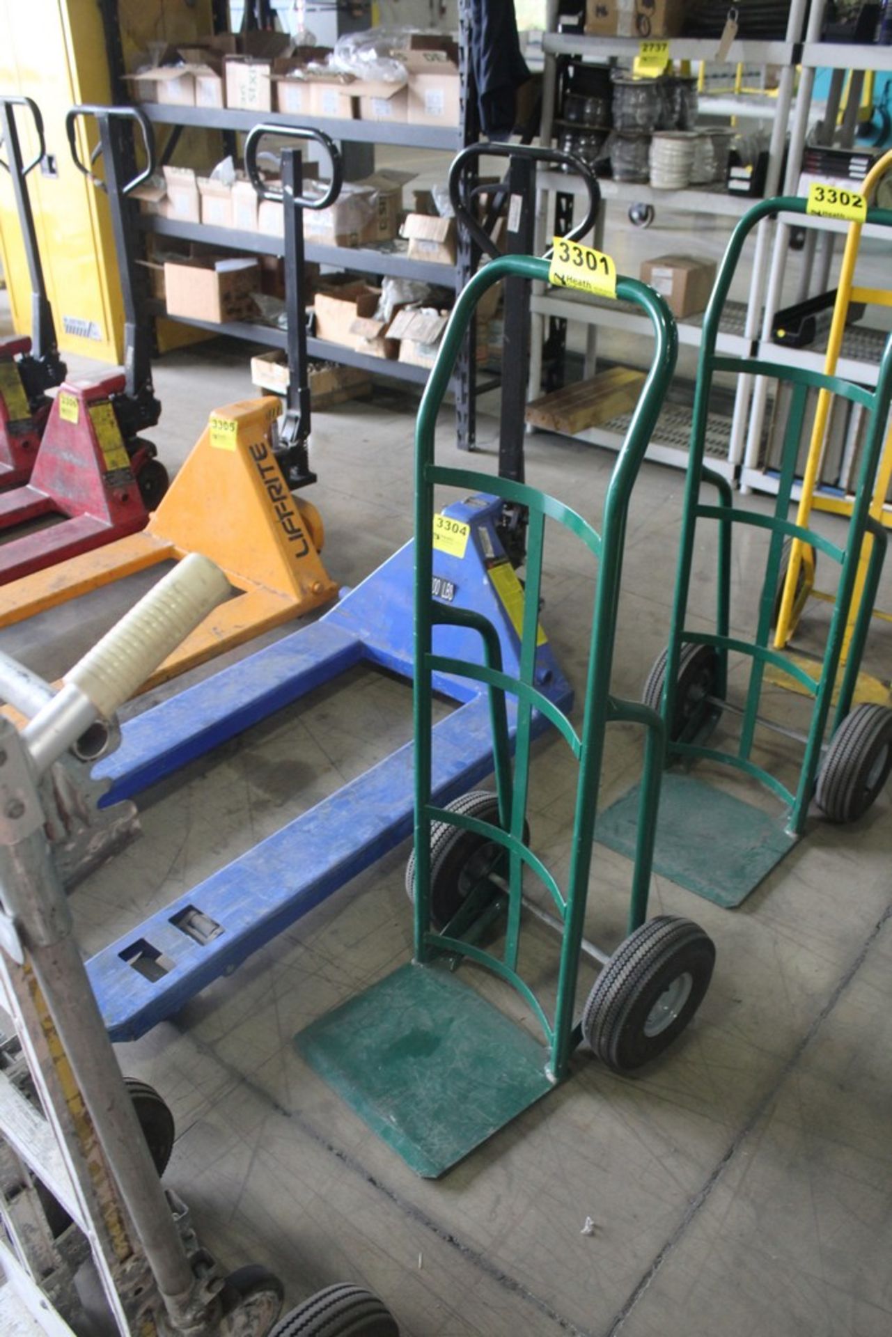 TWO WHEEL HAND TRUCK WITH PNEUMATIC TIRES