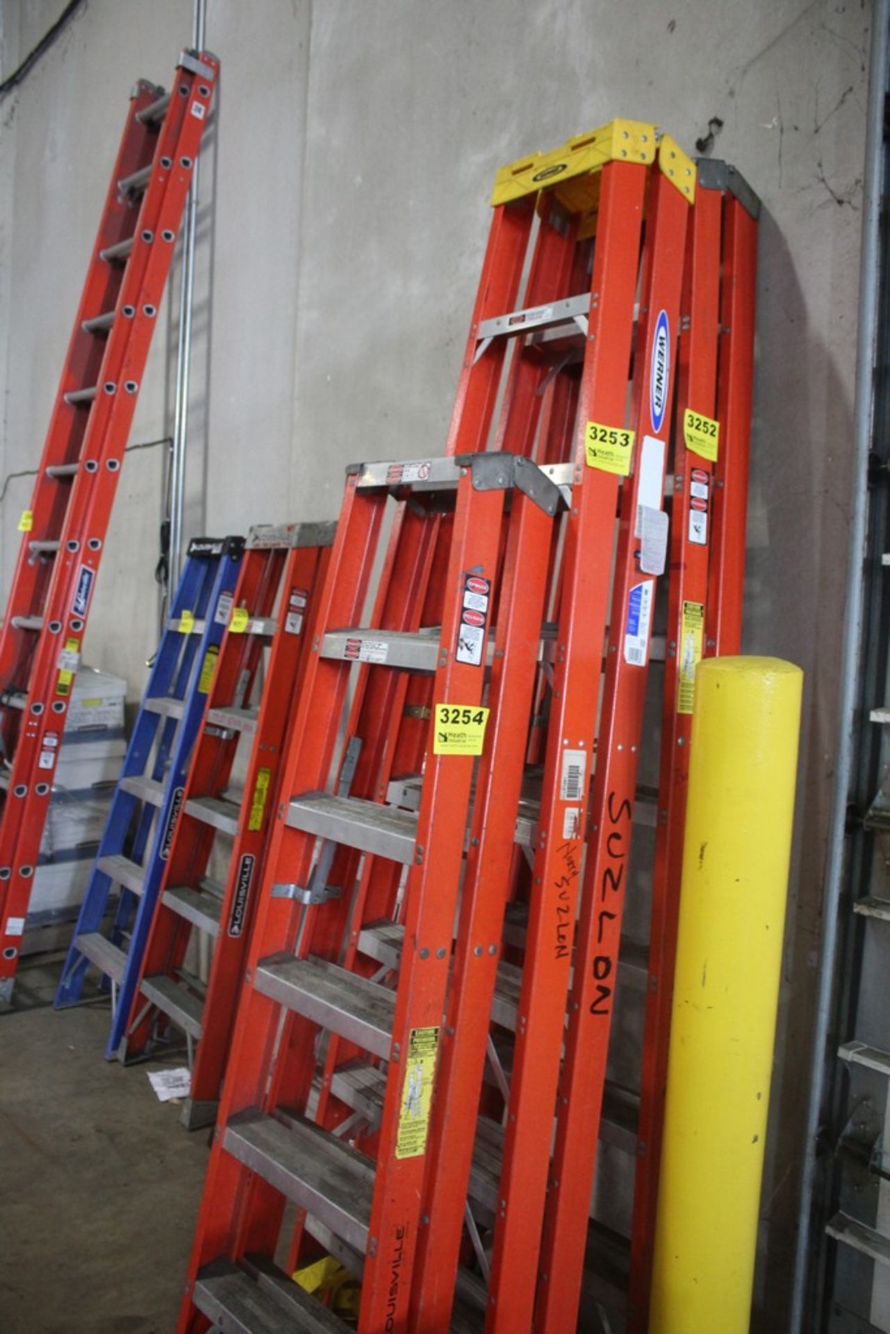 WERNER 8' DOUBLE SIDED FIBERGLASS STEP LADDER