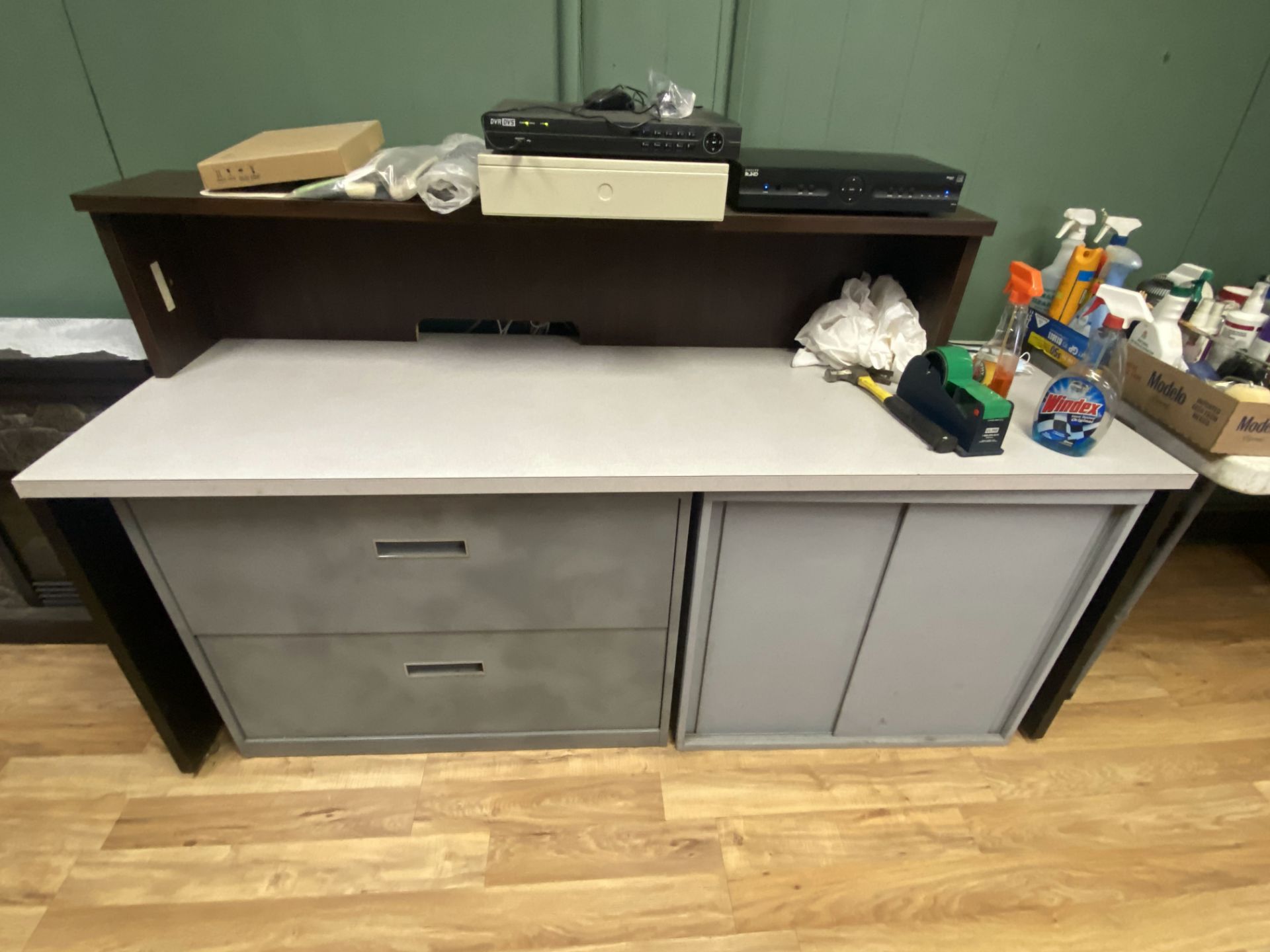 CORNER OFFICE UNIT WITH CREDENZA & STORAGE CABINET - Image 3 of 3