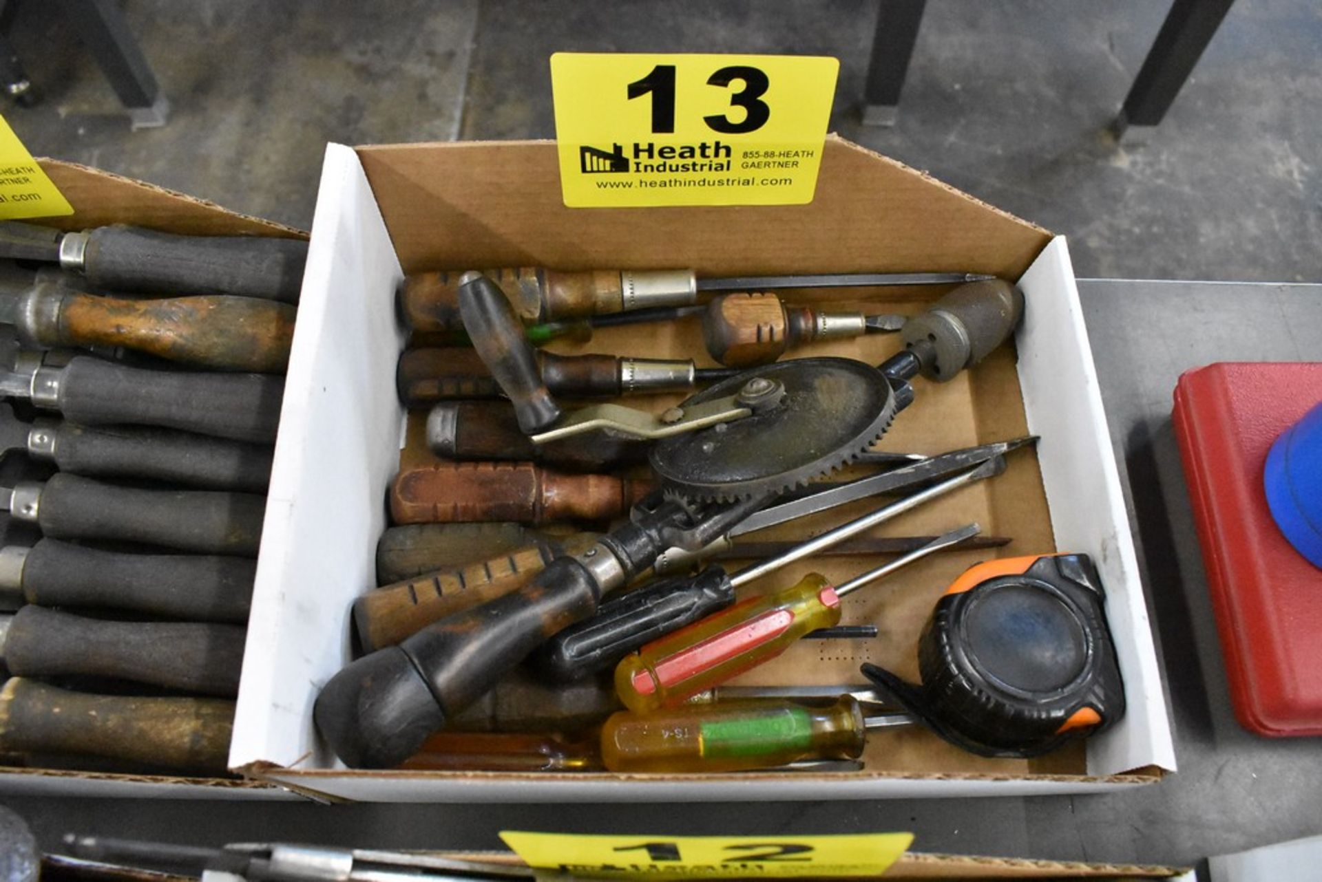 ASSORTED SCREWDRIVERS & BRACE DRILL