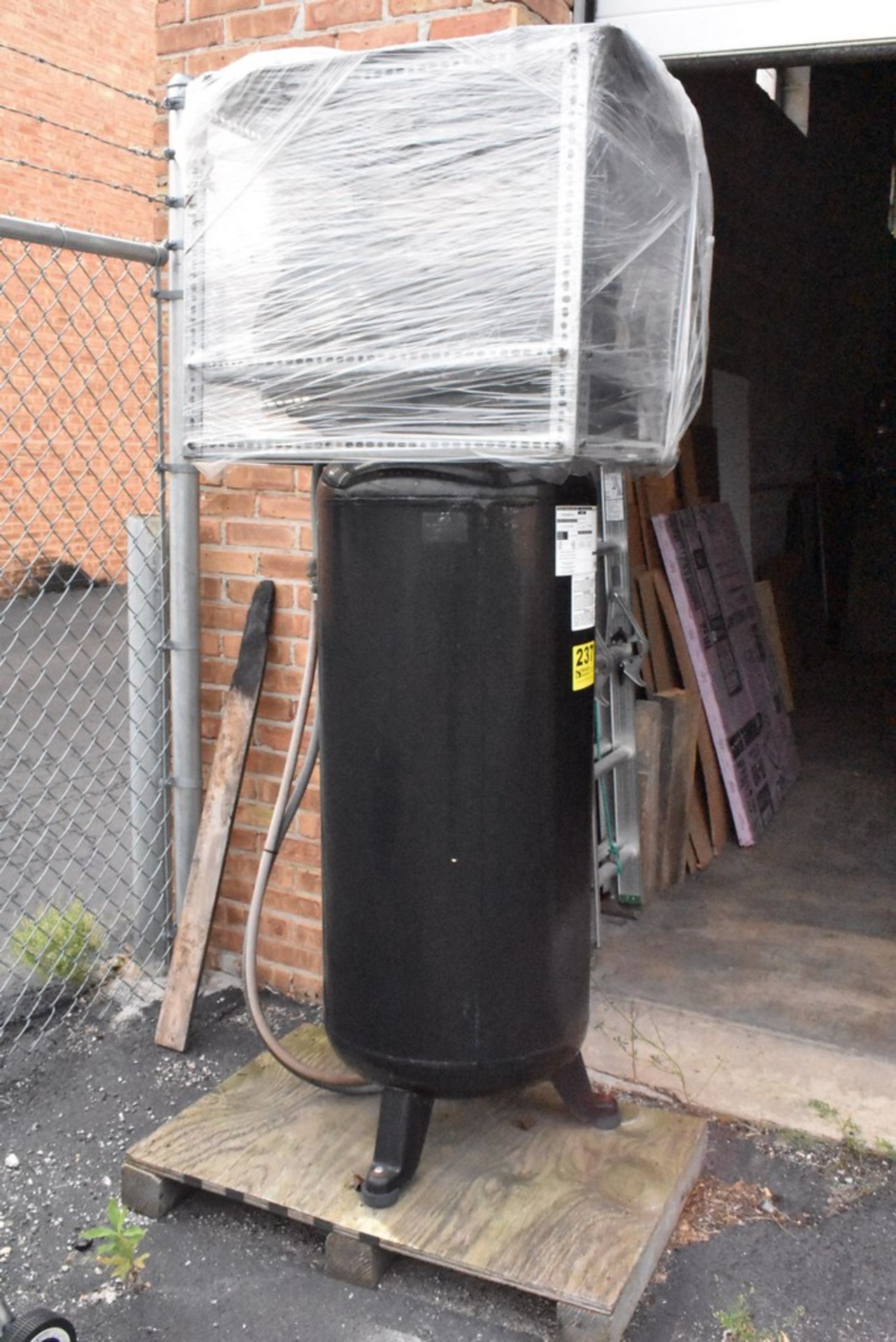 CAMPBELL HAUSFELD 7 HP VERTICAL TANK MOUNTED AIR COMPRESSOR, 60 GALLON TANK - Image 7 of 9