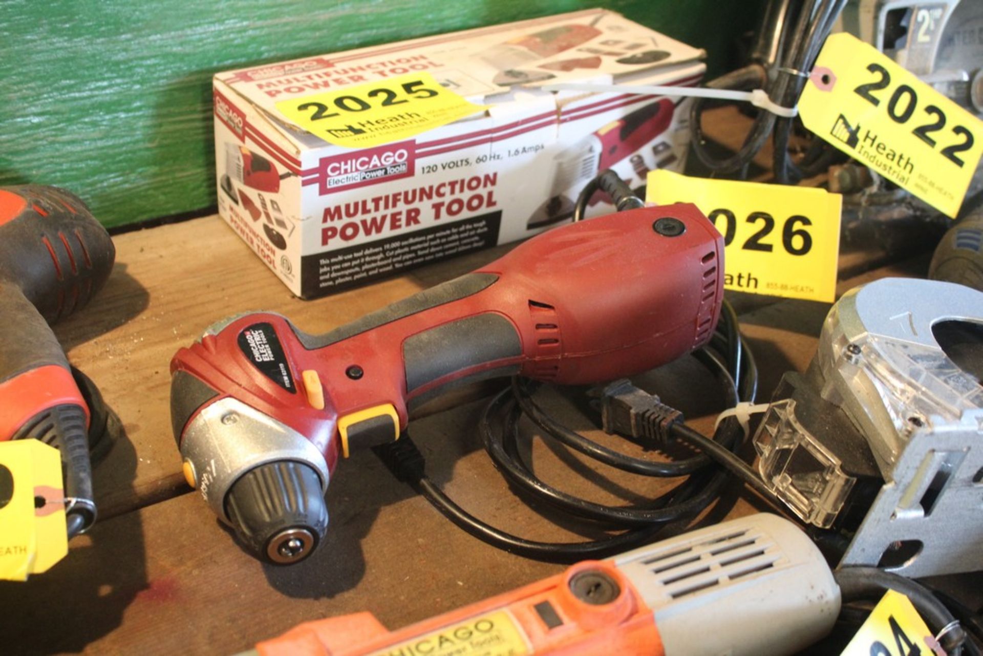 CHICAGO ELECTRIC CLOSE QUARTER DRILL WITH KEYLESS CHUCK