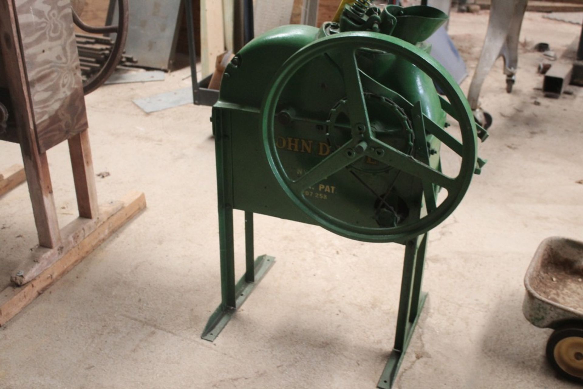 JOHN DEERE NO. 18 CORN SHELLER - Image 2 of 3