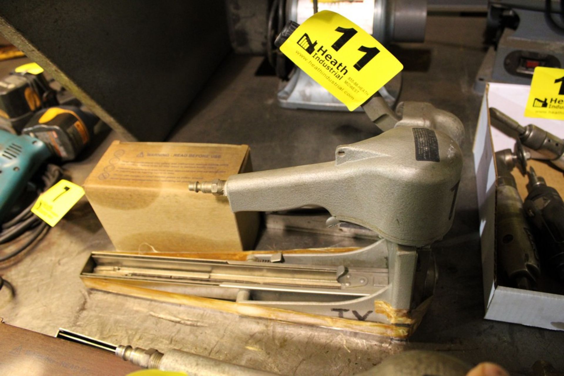 (2) BOX STAPLE GUNS WITH STAPLES