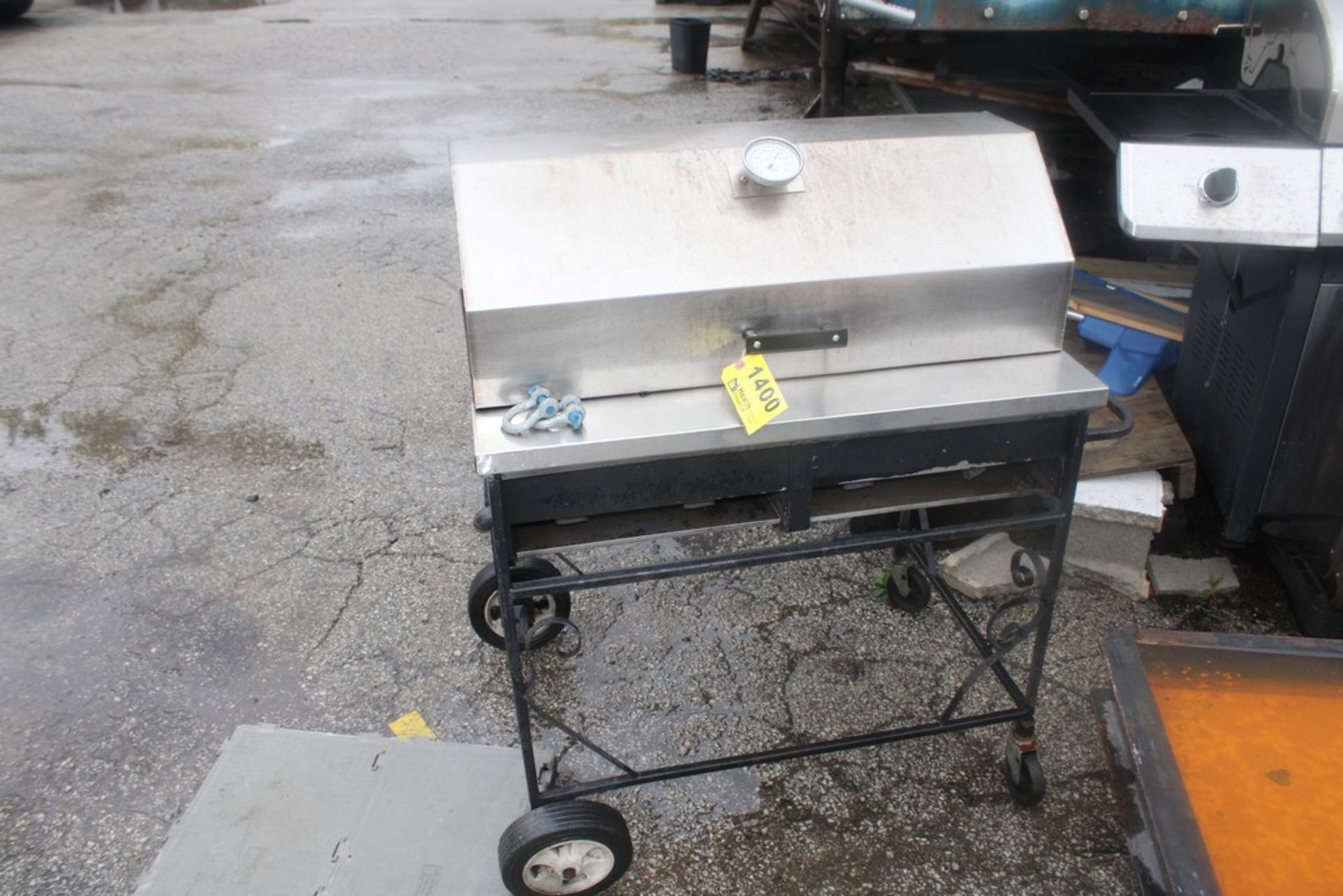 CHARCOAL GRILL WITH 30" X 16" COOKING SURFACE