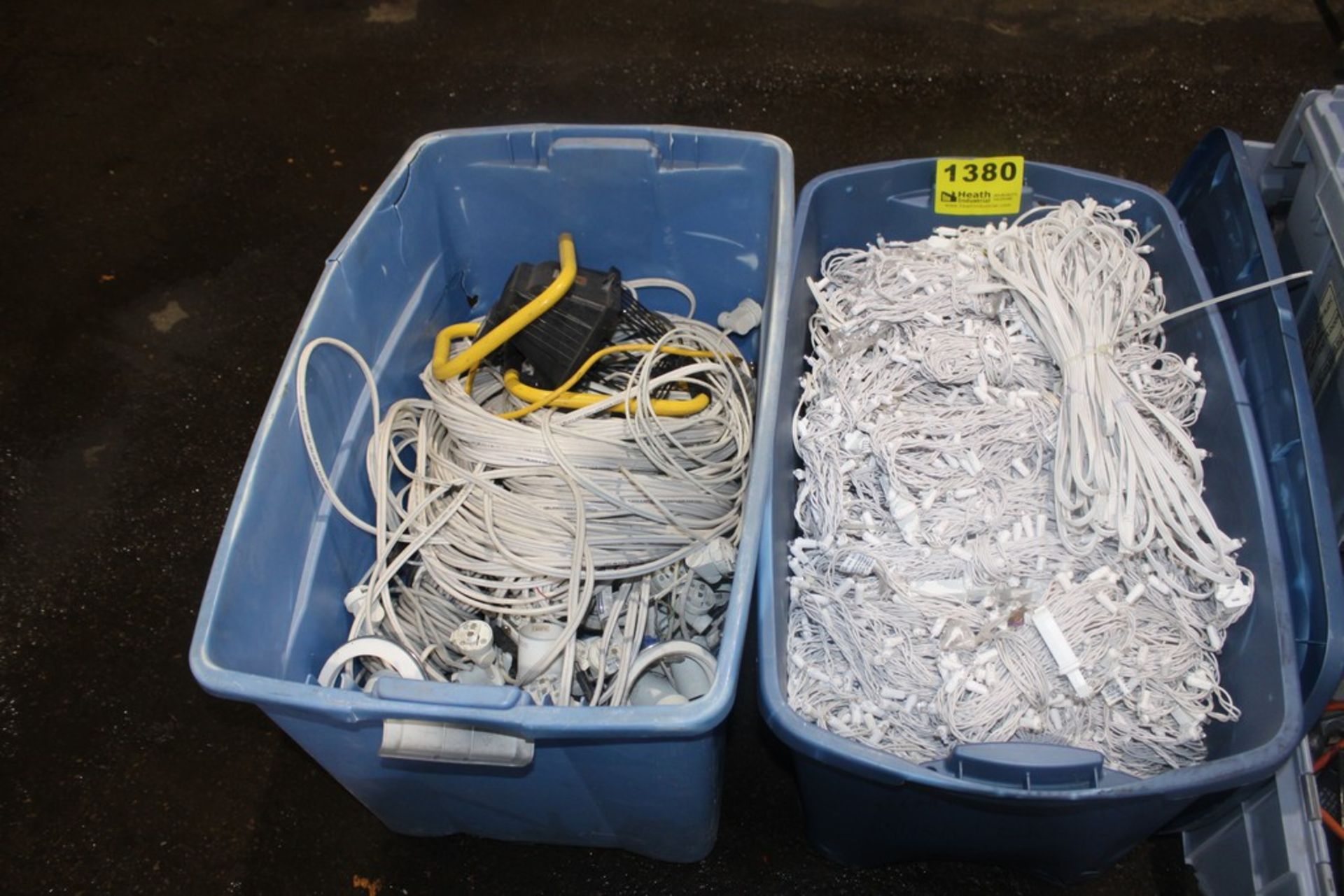 LARGE QUANTITY OF STRING AND TEMPORARY IN TWO TOTES