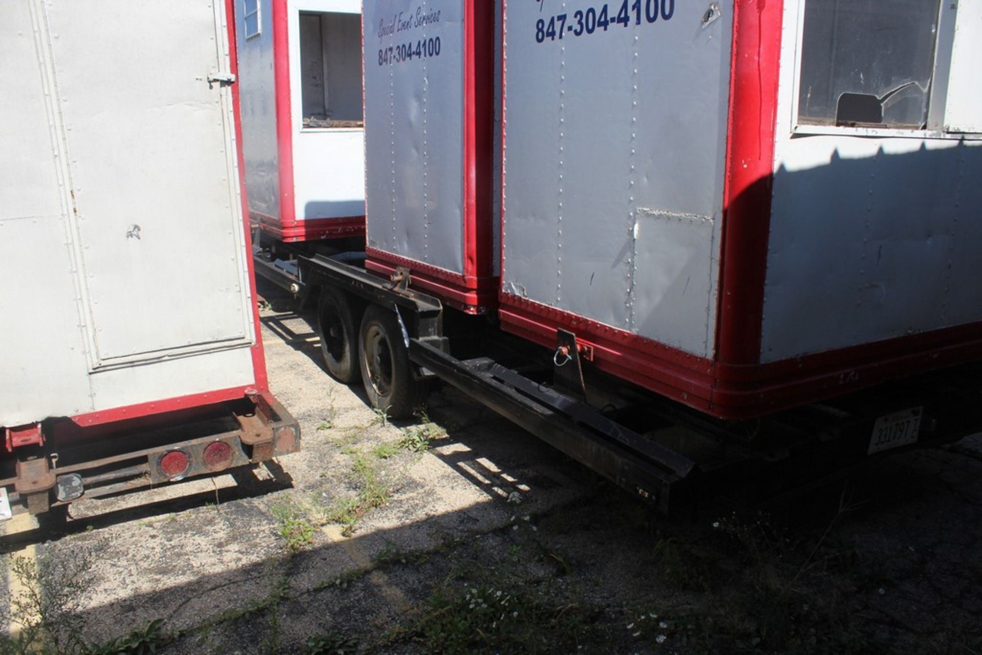 TANDEM AXLE FLATBED TRAILER, 24' WITH (4) TICKET BOOTHS, 7' X 56" X 93" WITH A/C UNITS - Image 4 of 8