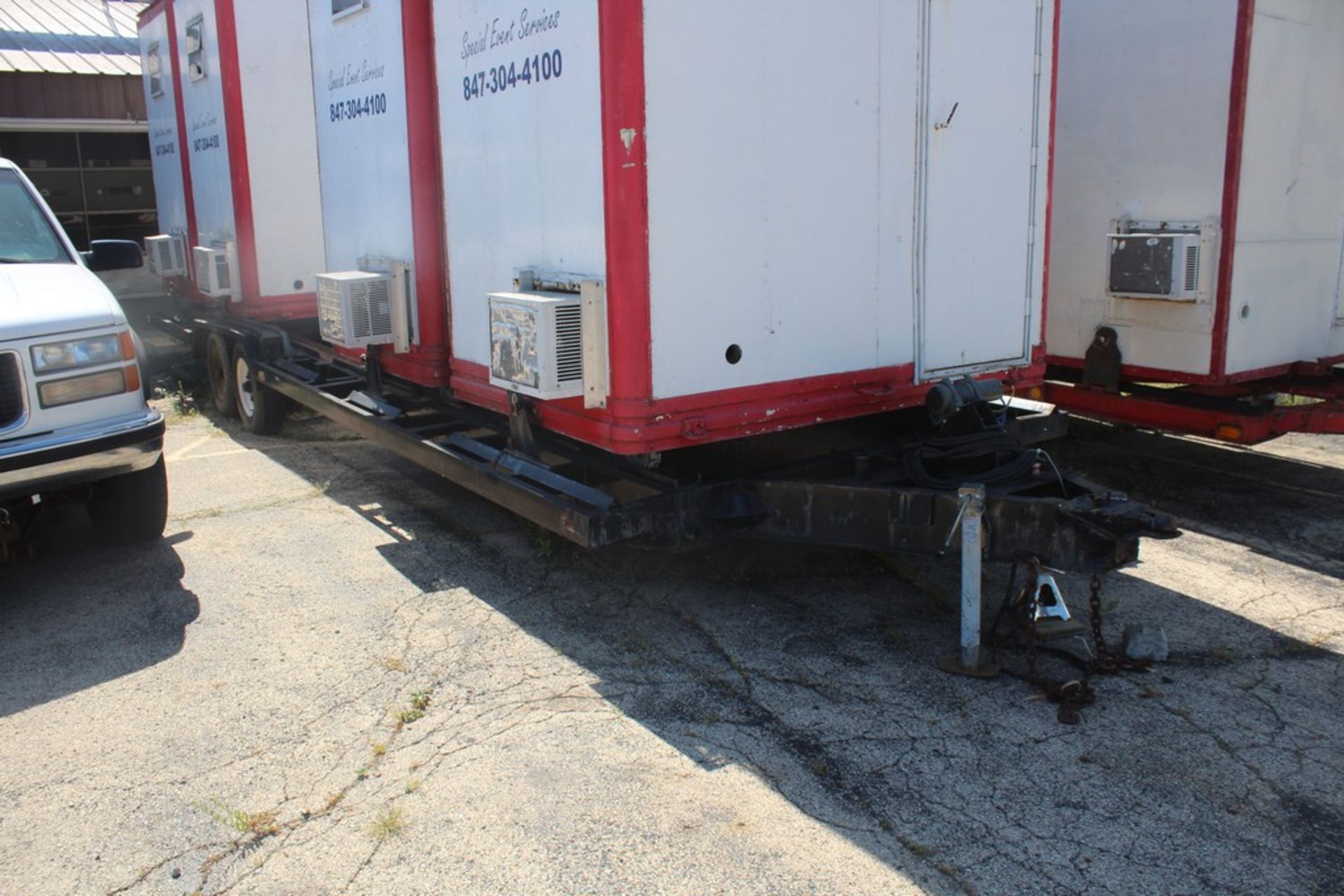 TANDEM AXLE FLATBED TRAILER, 24' WITH (4) TICKET BOOTHS, 7' X 56" X 93" WITH A/C UNITS - Image 2 of 8